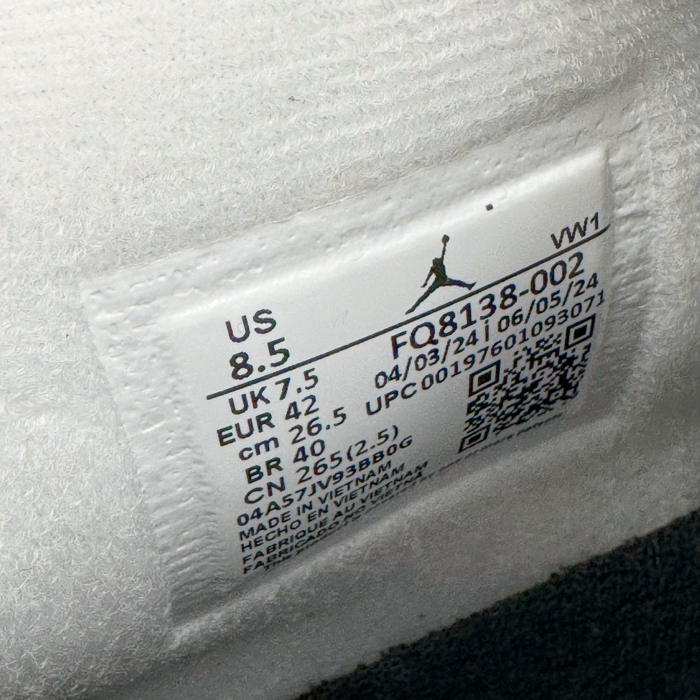 图片[18]-＃GX Air Jordan AJ4 Retro \\\” Fear \\\” 黑白恐惧 复刻2024版 FQ8138-002 圈内最强四代 独家外贸特供尺码含 45.5 49.5 50.5 耗时半年巨作 全套原纸板楦头开发 原厂特供皮料加持 确保原汁原味 完美呈现四代版型 一比一鞋头弧度高度鞋身弧度 数据细节工艺流程均保持原鞋一致 原厂TPU网格鞋带扣 正确内里网布 菱角分明不变形无多余毛边 柔软性质感一致于原鞋 市场唯一原厂鞋扣模具 背面可见隐藏注塑口 原厂织唛标 原厂飞人电绣工艺 尾指中部跳三针 独家绑鞋带手法 印刷中底布 四线拉帮 米色美纹纸贴合固定 进口港宝加持 后跟自然饱满 全鞋荧光划线卡点 追求极致完美 每一双都是工艺品 多重QC质检 超越公司货的品控标准 实实在在的免检产品 尺码：40 40.5 41 42 42.5 43 44 44.5 45 45.5 46 47.5 48.5 49.5 50.5-选品中心