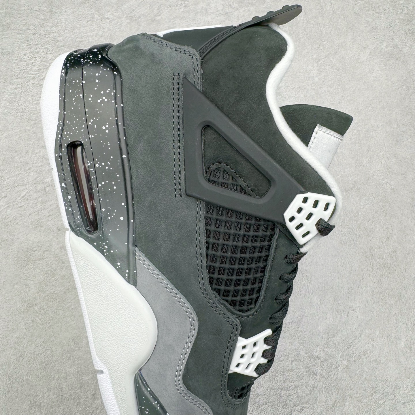 图片[6]-＃GX Air Jordan AJ4 Retro \\\” Fear \\\” 黑白恐惧 复刻2024版 FQ8138-002 圈内最强四代 独家外贸特供尺码含 45.5 49.5 50.5 耗时半年巨作 全套原纸板楦头开发 原厂特供皮料加持 确保原汁原味 完美呈现四代版型 一比一鞋头弧度高度鞋身弧度 数据细节工艺流程均保持原鞋一致 原厂TPU网格鞋带扣 正确内里网布 菱角分明不变形无多余毛边 柔软性质感一致于原鞋 市场唯一原厂鞋扣模具 背面可见隐藏注塑口 原厂织唛标 原厂飞人电绣工艺 尾指中部跳三针 独家绑鞋带手法 印刷中底布 四线拉帮 米色美纹纸贴合固定 进口港宝加持 后跟自然饱满 全鞋荧光划线卡点 追求极致完美 每一双都是工艺品 多重QC质检 超越公司货的品控标准 实实在在的免检产品 尺码：40 40.5 41 42 42.5 43 44 44.5 45 45.5 46 47.5 48.5 49.5 50.5-选品中心