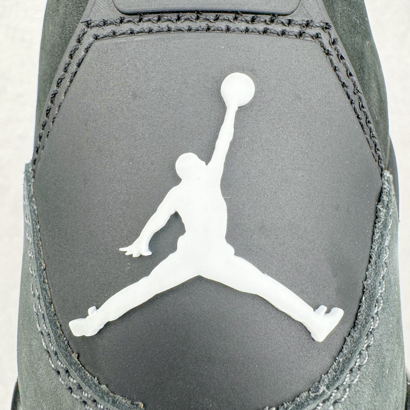 图片[10]-＃GX Air Jordan AJ4 Retro \\\” Fear \\\” 黑白恐惧 复刻2024版 FQ8138-002 圈内最强四代 独家外贸特供尺码含 45.5 49.5 50.5 耗时半年巨作 全套原纸板楦头开发 原厂特供皮料加持 确保原汁原味 完美呈现四代版型 一比一鞋头弧度高度鞋身弧度 数据细节工艺流程均保持原鞋一致 原厂TPU网格鞋带扣 正确内里网布 菱角分明不变形无多余毛边 柔软性质感一致于原鞋 市场唯一原厂鞋扣模具 背面可见隐藏注塑口 原厂织唛标 原厂飞人电绣工艺 尾指中部跳三针 独家绑鞋带手法 印刷中底布 四线拉帮 米色美纹纸贴合固定 进口港宝加持 后跟自然饱满 全鞋荧光划线卡点 追求极致完美 每一双都是工艺品 多重QC质检 超越公司货的品控标准 实实在在的免检产品 尺码：40 40.5 41 42 42.5 43 44 44.5 45 45.5 46 47.5 48.5 49.5 50.5-选品中心