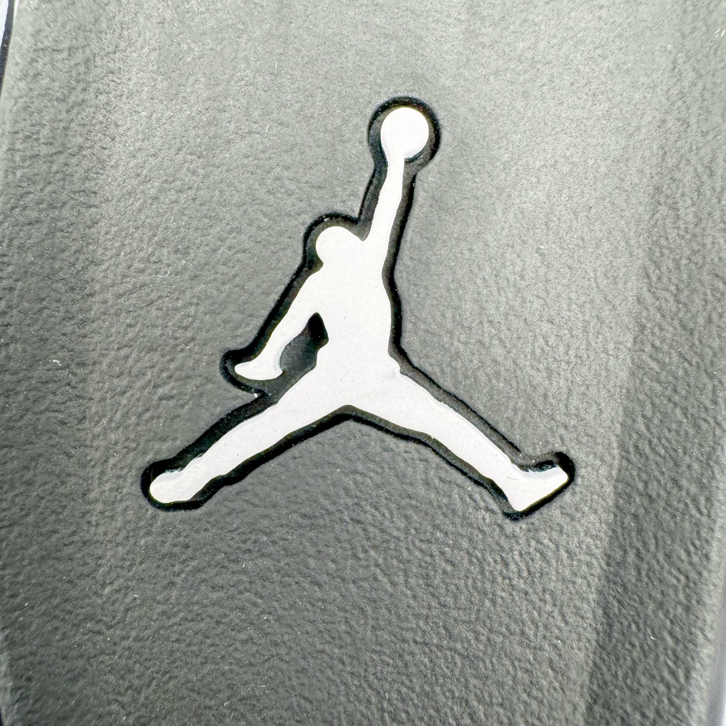 图片[11]-＃GX Air Jordan AJ4 Retro \\\” Fear \\\” 黑白恐惧 复刻2024版 FQ8138-002 圈内最强四代 独家外贸特供尺码含 45.5 49.5 50.5 耗时半年巨作 全套原纸板楦头开发 原厂特供皮料加持 确保原汁原味 完美呈现四代版型 一比一鞋头弧度高度鞋身弧度 数据细节工艺流程均保持原鞋一致 原厂TPU网格鞋带扣 正确内里网布 菱角分明不变形无多余毛边 柔软性质感一致于原鞋 市场唯一原厂鞋扣模具 背面可见隐藏注塑口 原厂织唛标 原厂飞人电绣工艺 尾指中部跳三针 独家绑鞋带手法 印刷中底布 四线拉帮 米色美纹纸贴合固定 进口港宝加持 后跟自然饱满 全鞋荧光划线卡点 追求极致完美 每一双都是工艺品 多重QC质检 超越公司货的品控标准 实实在在的免检产品 尺码：40 40.5 41 42 42.5 43 44 44.5 45 45.5 46 47.5 48.5 49.5 50.5-选品中心