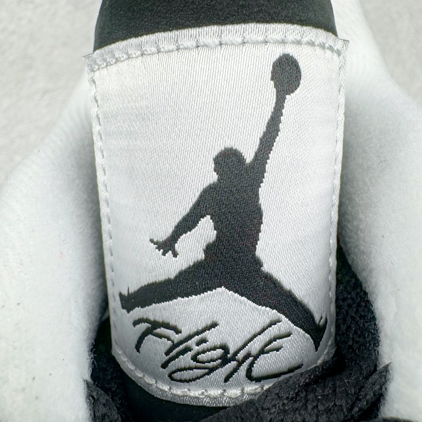 图片[17]-＃GX Air Jordan AJ4 Retro \\\” Fear \\\” 黑白恐惧 复刻2024版 FQ8138-002 圈内最强四代 独家外贸特供尺码含 45.5 49.5 50.5 耗时半年巨作 全套原纸板楦头开发 原厂特供皮料加持 确保原汁原味 完美呈现四代版型 一比一鞋头弧度高度鞋身弧度 数据细节工艺流程均保持原鞋一致 原厂TPU网格鞋带扣 正确内里网布 菱角分明不变形无多余毛边 柔软性质感一致于原鞋 市场唯一原厂鞋扣模具 背面可见隐藏注塑口 原厂织唛标 原厂飞人电绣工艺 尾指中部跳三针 独家绑鞋带手法 印刷中底布 四线拉帮 米色美纹纸贴合固定 进口港宝加持 后跟自然饱满 全鞋荧光划线卡点 追求极致完美 每一双都是工艺品 多重QC质检 超越公司货的品控标准 实实在在的免检产品 尺码：40 40.5 41 42 42.5 43 44 44.5 45 45.5 46 47.5 48.5 49.5 50.5-选品中心