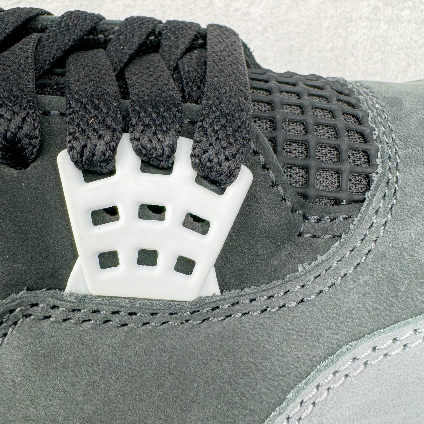 图片[15]-＃GX Air Jordan AJ4 Retro \\\” Fear \\\” 黑白恐惧 复刻2024版 FQ8138-002 圈内最强四代 独家外贸特供尺码含 45.5 49.5 50.5 耗时半年巨作 全套原纸板楦头开发 原厂特供皮料加持 确保原汁原味 完美呈现四代版型 一比一鞋头弧度高度鞋身弧度 数据细节工艺流程均保持原鞋一致 原厂TPU网格鞋带扣 正确内里网布 菱角分明不变形无多余毛边 柔软性质感一致于原鞋 市场唯一原厂鞋扣模具 背面可见隐藏注塑口 原厂织唛标 原厂飞人电绣工艺 尾指中部跳三针 独家绑鞋带手法 印刷中底布 四线拉帮 米色美纹纸贴合固定 进口港宝加持 后跟自然饱满 全鞋荧光划线卡点 追求极致完美 每一双都是工艺品 多重QC质检 超越公司货的品控标准 实实在在的免检产品 尺码：40 40.5 41 42 42.5 43 44 44.5 45 45.5 46 47.5 48.5 49.5 50.5-选品中心