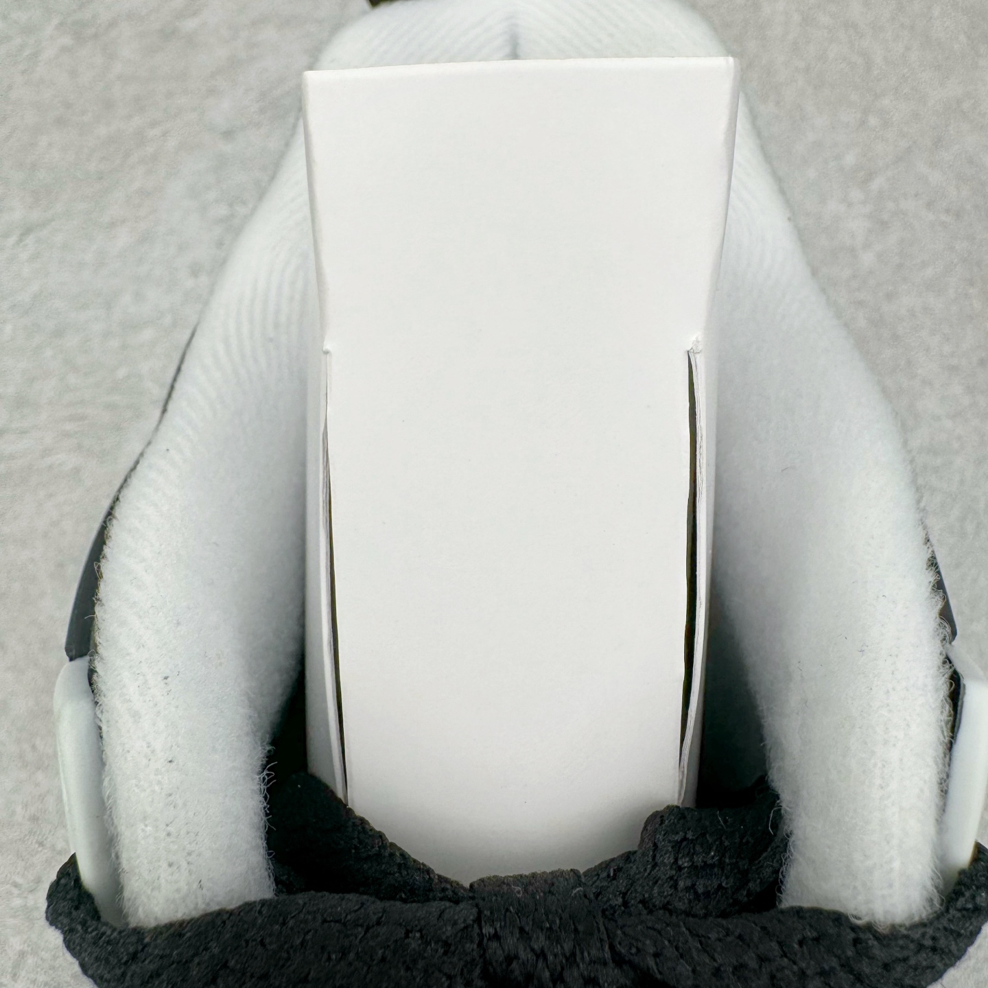 图片[20]-＃GX Air Jordan AJ4 Retro \\\” Fear \\\” 黑白恐惧 复刻2024版 FQ8138-002 圈内最强四代 独家外贸特供尺码含 45.5 49.5 50.5 耗时半年巨作 全套原纸板楦头开发 原厂特供皮料加持 确保原汁原味 完美呈现四代版型 一比一鞋头弧度高度鞋身弧度 数据细节工艺流程均保持原鞋一致 原厂TPU网格鞋带扣 正确内里网布 菱角分明不变形无多余毛边 柔软性质感一致于原鞋 市场唯一原厂鞋扣模具 背面可见隐藏注塑口 原厂织唛标 原厂飞人电绣工艺 尾指中部跳三针 独家绑鞋带手法 印刷中底布 四线拉帮 米色美纹纸贴合固定 进口港宝加持 后跟自然饱满 全鞋荧光划线卡点 追求极致完美 每一双都是工艺品 多重QC质检 超越公司货的品控标准 实实在在的免检产品 尺码：40 40.5 41 42 42.5 43 44 44.5 45 45.5 46 47.5 48.5 49.5 50.5-选品中心