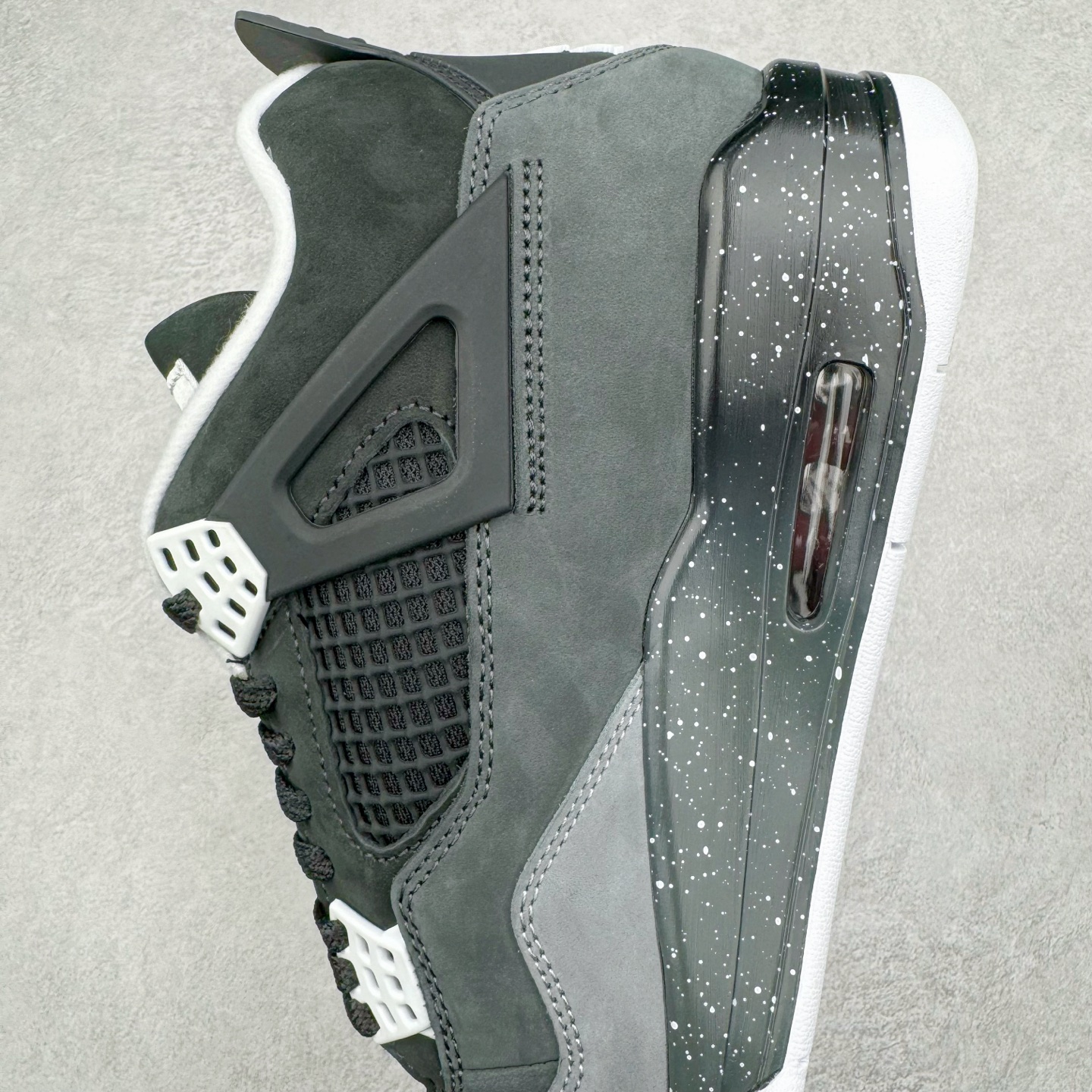 图片[7]-＃GX Air Jordan AJ4 Retro \\\” Fear \\\” 黑白恐惧 复刻2024版 FQ8138-002 圈内最强四代 独家外贸特供尺码含 45.5 49.5 50.5 耗时半年巨作 全套原纸板楦头开发 原厂特供皮料加持 确保原汁原味 完美呈现四代版型 一比一鞋头弧度高度鞋身弧度 数据细节工艺流程均保持原鞋一致 原厂TPU网格鞋带扣 正确内里网布 菱角分明不变形无多余毛边 柔软性质感一致于原鞋 市场唯一原厂鞋扣模具 背面可见隐藏注塑口 原厂织唛标 原厂飞人电绣工艺 尾指中部跳三针 独家绑鞋带手法 印刷中底布 四线拉帮 米色美纹纸贴合固定 进口港宝加持 后跟自然饱满 全鞋荧光划线卡点 追求极致完美 每一双都是工艺品 多重QC质检 超越公司货的品控标准 实实在在的免检产品 尺码：40 40.5 41 42 42.5 43 44 44.5 45 45.5 46 47.5 48.5 49.5 50.5-选品中心