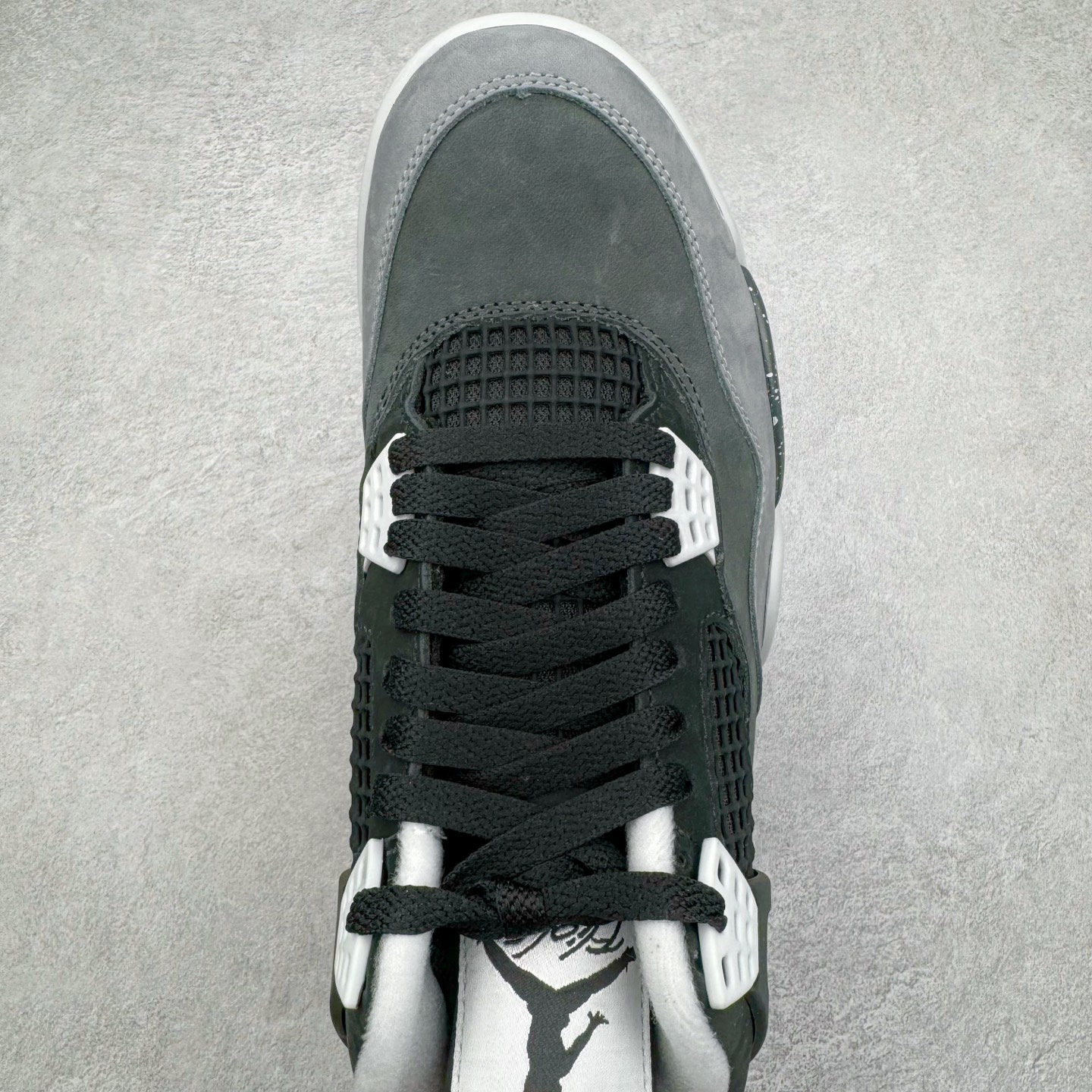 图片[4]-＃GX Air Jordan AJ4 Retro \\\” Fear \\\” 黑白恐惧 复刻2024版 FQ8138-002 圈内最强四代 独家外贸特供尺码含 45.5 49.5 50.5 耗时半年巨作 全套原纸板楦头开发 原厂特供皮料加持 确保原汁原味 完美呈现四代版型 一比一鞋头弧度高度鞋身弧度 数据细节工艺流程均保持原鞋一致 原厂TPU网格鞋带扣 正确内里网布 菱角分明不变形无多余毛边 柔软性质感一致于原鞋 市场唯一原厂鞋扣模具 背面可见隐藏注塑口 原厂织唛标 原厂飞人电绣工艺 尾指中部跳三针 独家绑鞋带手法 印刷中底布 四线拉帮 米色美纹纸贴合固定 进口港宝加持 后跟自然饱满 全鞋荧光划线卡点 追求极致完美 每一双都是工艺品 多重QC质检 超越公司货的品控标准 实实在在的免检产品 尺码：40 40.5 41 42 42.5 43 44 44.5 45 45.5 46 47.5 48.5 49.5 50.5-选品中心