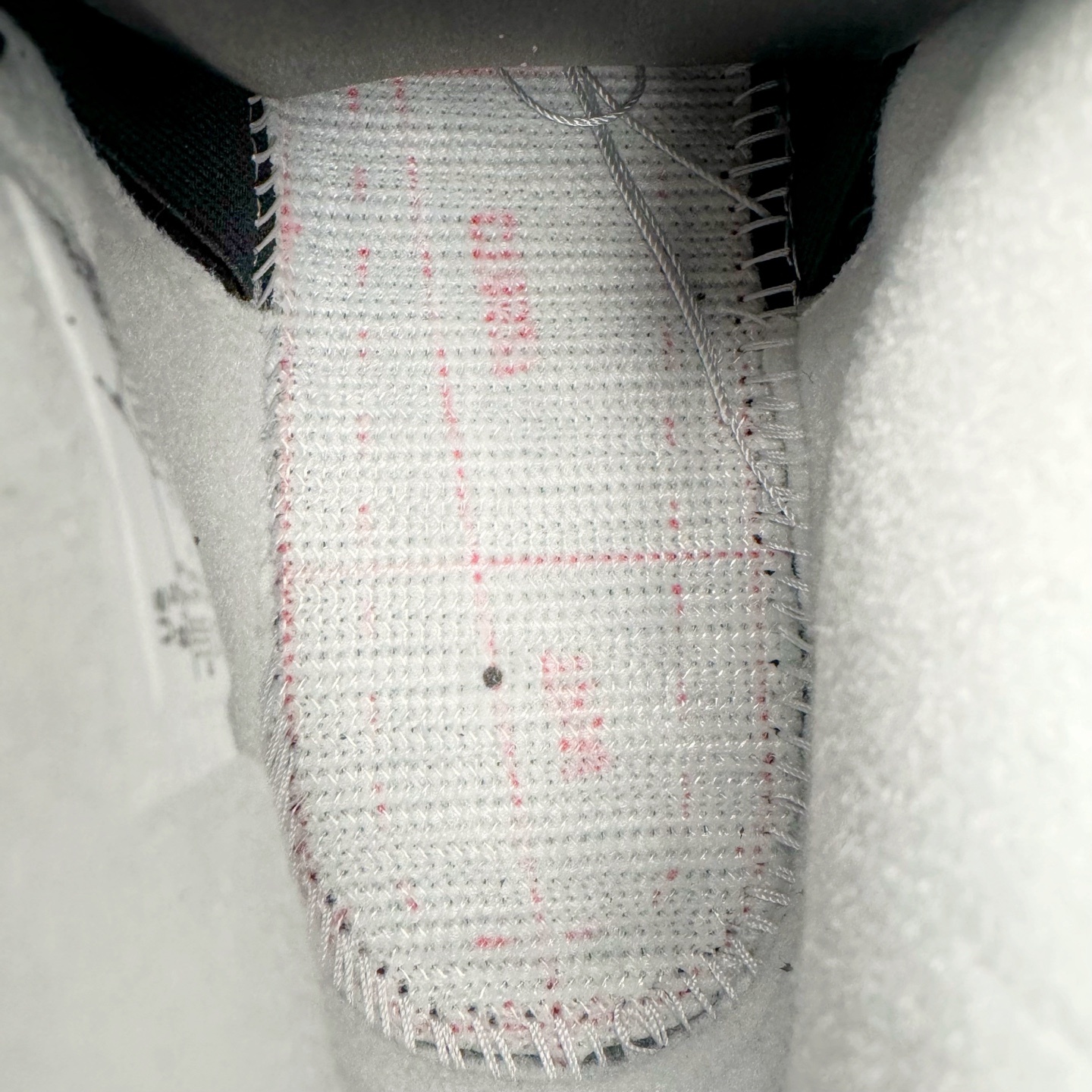 图片[19]-＃GX Air Jordan AJ4 Retro \\\” Fear \\\” 黑白恐惧 复刻2024版 FQ8138-002 圈内最强四代 独家外贸特供尺码含 45.5 49.5 50.5 耗时半年巨作 全套原纸板楦头开发 原厂特供皮料加持 确保原汁原味 完美呈现四代版型 一比一鞋头弧度高度鞋身弧度 数据细节工艺流程均保持原鞋一致 原厂TPU网格鞋带扣 正确内里网布 菱角分明不变形无多余毛边 柔软性质感一致于原鞋 市场唯一原厂鞋扣模具 背面可见隐藏注塑口 原厂织唛标 原厂飞人电绣工艺 尾指中部跳三针 独家绑鞋带手法 印刷中底布 四线拉帮 米色美纹纸贴合固定 进口港宝加持 后跟自然饱满 全鞋荧光划线卡点 追求极致完美 每一双都是工艺品 多重QC质检 超越公司货的品控标准 实实在在的免检产品 尺码：40 40.5 41 42 42.5 43 44 44.5 45 45.5 46 47.5 48.5 49.5 50.5-选品中心