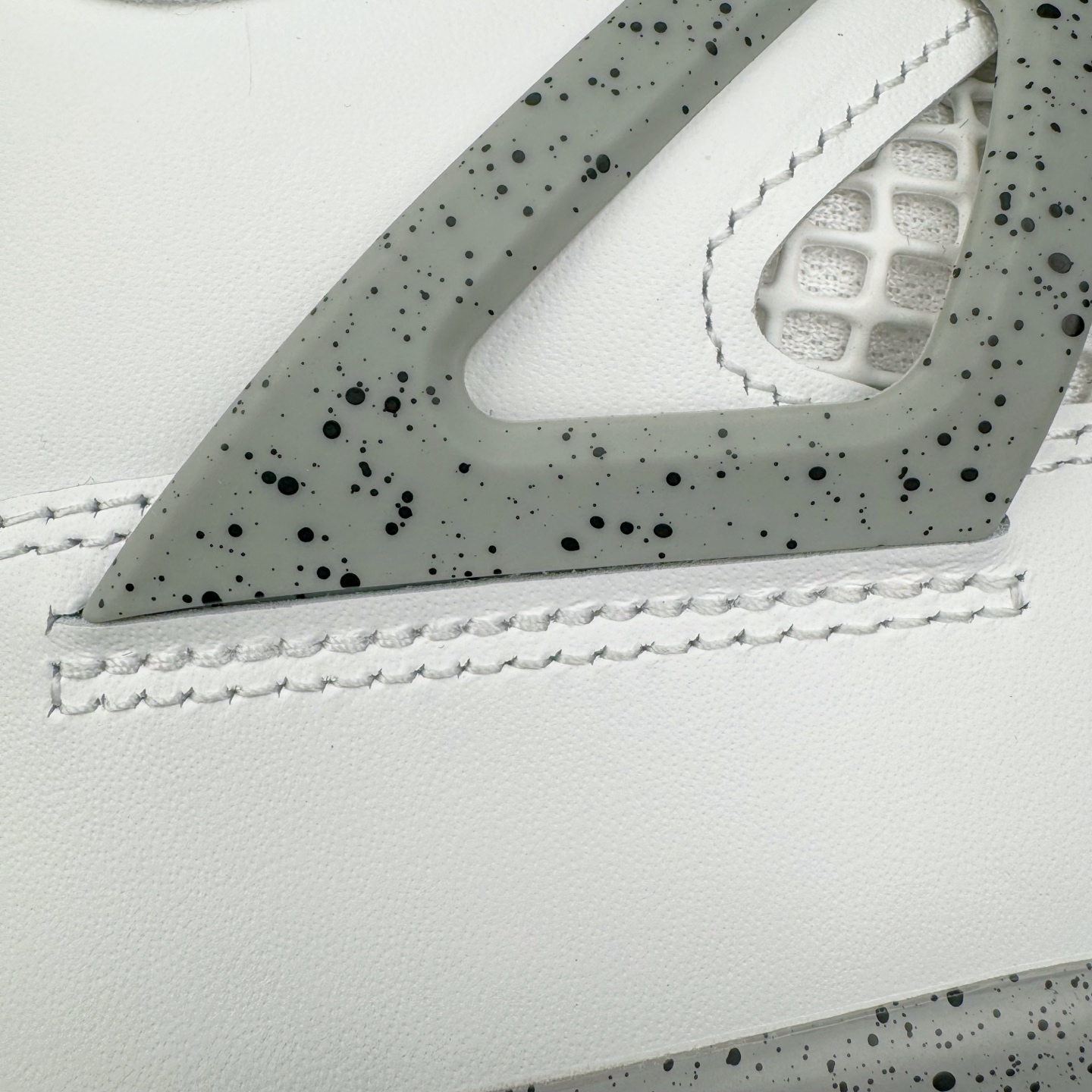 图片[14]-＃Ljr Air Jordan AJ4 Retro \\\”White Cement\\\” 白水泥 复刻2025版 FV5029-100 圈内高端零售标杆 独家外贸特供 耗时半年巨作 全套原纸板楦头开发 原厂特供皮料加持 确保原汁原味 完美呈现四代版型 一比一鞋头弧度高度鞋身弧度 数据细节工艺流程均保持原鞋一致 原厂TPU网格鞋带扣 正确内里网布 菱角分明不变形无多余毛边 柔软性质感一致于原鞋 市场唯一原厂鞋扣模具 背面可见隐藏注塑口 原厂织唛标 原厂飞人电绣工艺 尾指中部跳三针 独家绑鞋带手法 印刷中底布 四线拉帮 米色美纹纸贴合固定 进口港宝加持 后跟自然饱满 全鞋荧光划线卡点 追求极致完美 每一双都是工艺品 多重QC质检 超越公司货的品控标准 实实在在的免检产品 尺码：40.5 41 42 42.5 43 44 44.5 45 45.5 46 47.5 48.5-选品中心