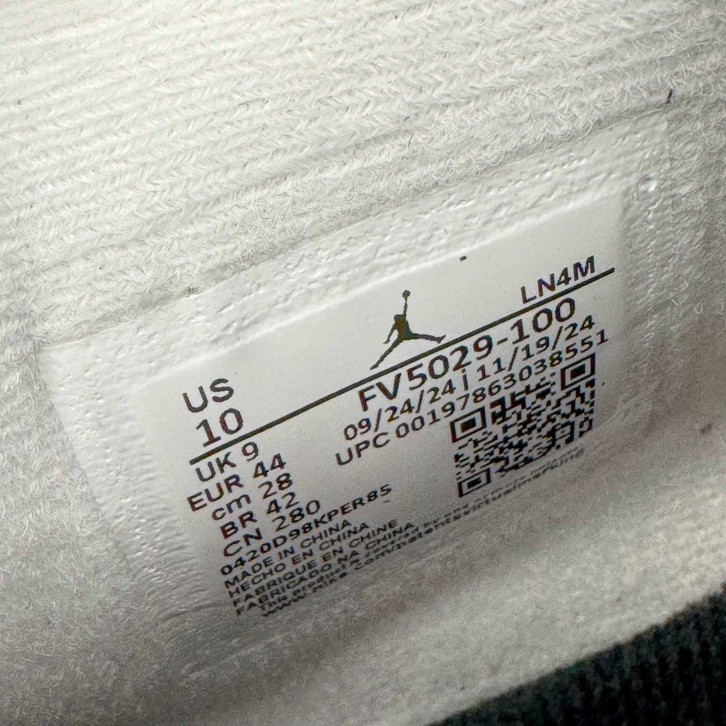 图片[19]-＃Ljr Air Jordan AJ4 Retro \\\”White Cement\\\” 白水泥 复刻2025版 FV5029-100 圈内高端零售标杆 独家外贸特供 耗时半年巨作 全套原纸板楦头开发 原厂特供皮料加持 确保原汁原味 完美呈现四代版型 一比一鞋头弧度高度鞋身弧度 数据细节工艺流程均保持原鞋一致 原厂TPU网格鞋带扣 正确内里网布 菱角分明不变形无多余毛边 柔软性质感一致于原鞋 市场唯一原厂鞋扣模具 背面可见隐藏注塑口 原厂织唛标 原厂飞人电绣工艺 尾指中部跳三针 独家绑鞋带手法 印刷中底布 四线拉帮 米色美纹纸贴合固定 进口港宝加持 后跟自然饱满 全鞋荧光划线卡点 追求极致完美 每一双都是工艺品 多重QC质检 超越公司货的品控标准 实实在在的免检产品 尺码：40.5 41 42 42.5 43 44 44.5 45 45.5 46 47.5 48.5-选品中心
