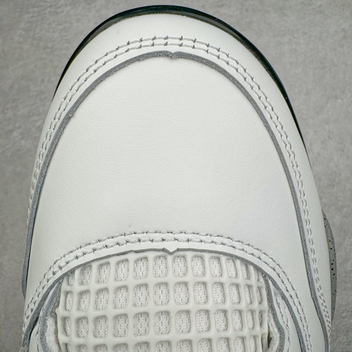 图片[17]-＃Ljr Air Jordan AJ4 Retro \\\”White Cement\\\” 白水泥 复刻2025版 FV5029-100 圈内高端零售标杆 独家外贸特供 耗时半年巨作 全套原纸板楦头开发 原厂特供皮料加持 确保原汁原味 完美呈现四代版型 一比一鞋头弧度高度鞋身弧度 数据细节工艺流程均保持原鞋一致 原厂TPU网格鞋带扣 正确内里网布 菱角分明不变形无多余毛边 柔软性质感一致于原鞋 市场唯一原厂鞋扣模具 背面可见隐藏注塑口 原厂织唛标 原厂飞人电绣工艺 尾指中部跳三针 独家绑鞋带手法 印刷中底布 四线拉帮 米色美纹纸贴合固定 进口港宝加持 后跟自然饱满 全鞋荧光划线卡点 追求极致完美 每一双都是工艺品 多重QC质检 超越公司货的品控标准 实实在在的免检产品 尺码：40.5 41 42 42.5 43 44 44.5 45 45.5 46 47.5 48.5-选品中心