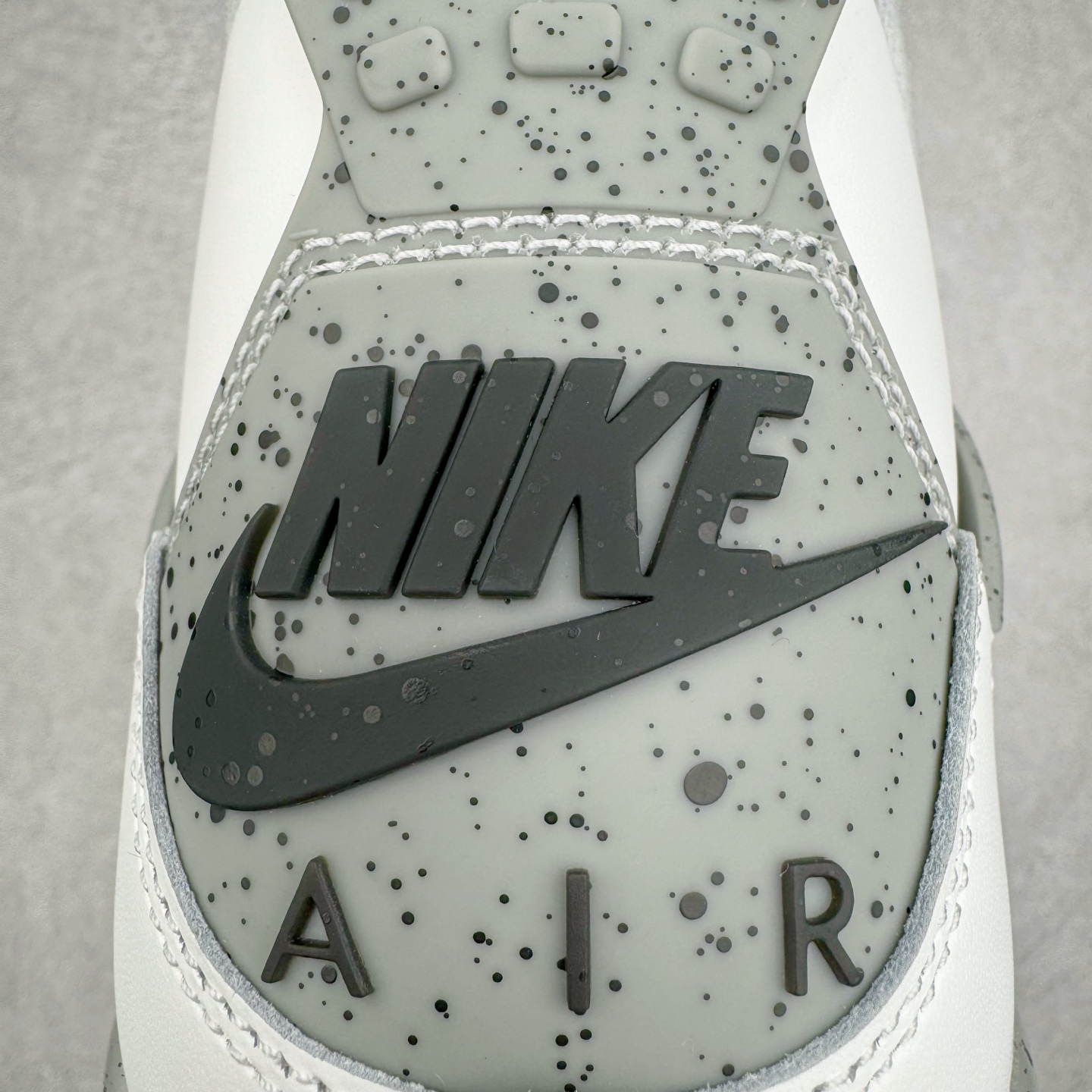 图片[10]-＃Ljr Air Jordan AJ4 Retro \\\”White Cement\\\” 白水泥 复刻2025版 FV5029-100 圈内高端零售标杆 独家外贸特供 耗时半年巨作 全套原纸板楦头开发 原厂特供皮料加持 确保原汁原味 完美呈现四代版型 一比一鞋头弧度高度鞋身弧度 数据细节工艺流程均保持原鞋一致 原厂TPU网格鞋带扣 正确内里网布 菱角分明不变形无多余毛边 柔软性质感一致于原鞋 市场唯一原厂鞋扣模具 背面可见隐藏注塑口 原厂织唛标 原厂飞人电绣工艺 尾指中部跳三针 独家绑鞋带手法 印刷中底布 四线拉帮 米色美纹纸贴合固定 进口港宝加持 后跟自然饱满 全鞋荧光划线卡点 追求极致完美 每一双都是工艺品 多重QC质检 超越公司货的品控标准 实实在在的免检产品 尺码：40.5 41 42 42.5 43 44 44.5 45 45.5 46 47.5 48.5-选品中心