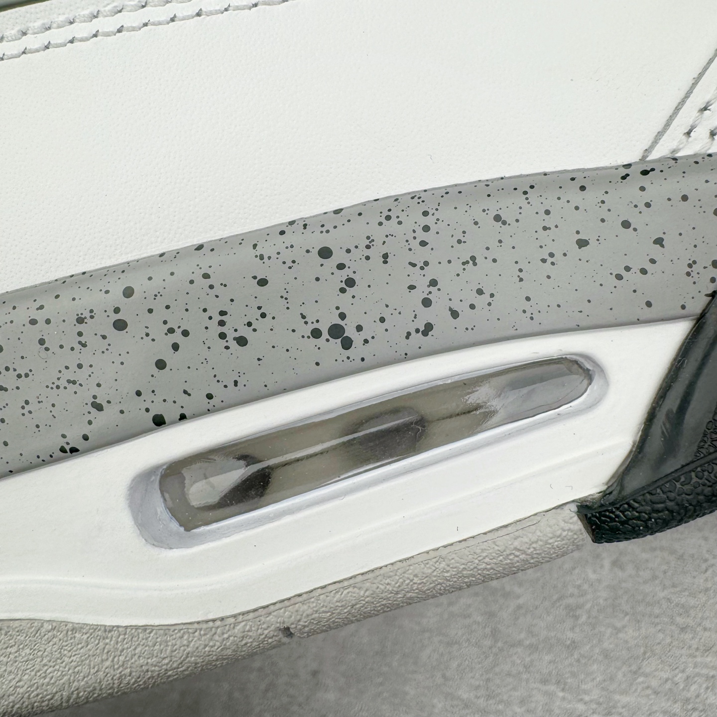 图片[13]-＃Ljr Air Jordan AJ4 Retro \\\”White Cement\\\” 白水泥 复刻2025版 FV5029-100 圈内高端零售标杆 独家外贸特供 耗时半年巨作 全套原纸板楦头开发 原厂特供皮料加持 确保原汁原味 完美呈现四代版型 一比一鞋头弧度高度鞋身弧度 数据细节工艺流程均保持原鞋一致 原厂TPU网格鞋带扣 正确内里网布 菱角分明不变形无多余毛边 柔软性质感一致于原鞋 市场唯一原厂鞋扣模具 背面可见隐藏注塑口 原厂织唛标 原厂飞人电绣工艺 尾指中部跳三针 独家绑鞋带手法 印刷中底布 四线拉帮 米色美纹纸贴合固定 进口港宝加持 后跟自然饱满 全鞋荧光划线卡点 追求极致完美 每一双都是工艺品 多重QC质检 超越公司货的品控标准 实实在在的免检产品 尺码：40.5 41 42 42.5 43 44 44.5 45 45.5 46 47.5 48.5-选品中心