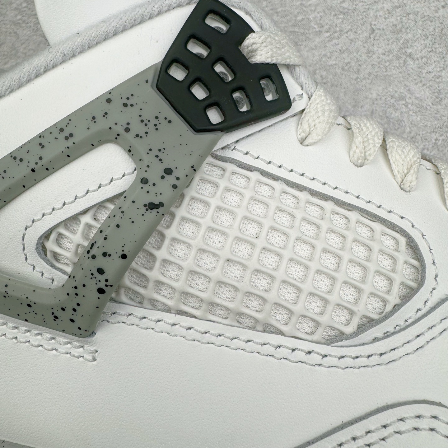 图片[15]-＃Ljr Air Jordan AJ4 Retro \\\”White Cement\\\” 白水泥 复刻2025版 FV5029-100 圈内高端零售标杆 独家外贸特供 耗时半年巨作 全套原纸板楦头开发 原厂特供皮料加持 确保原汁原味 完美呈现四代版型 一比一鞋头弧度高度鞋身弧度 数据细节工艺流程均保持原鞋一致 原厂TPU网格鞋带扣 正确内里网布 菱角分明不变形无多余毛边 柔软性质感一致于原鞋 市场唯一原厂鞋扣模具 背面可见隐藏注塑口 原厂织唛标 原厂飞人电绣工艺 尾指中部跳三针 独家绑鞋带手法 印刷中底布 四线拉帮 米色美纹纸贴合固定 进口港宝加持 后跟自然饱满 全鞋荧光划线卡点 追求极致完美 每一双都是工艺品 多重QC质检 超越公司货的品控标准 实实在在的免检产品 尺码：40.5 41 42 42.5 43 44 44.5 45 45.5 46 47.5 48.5-选品中心