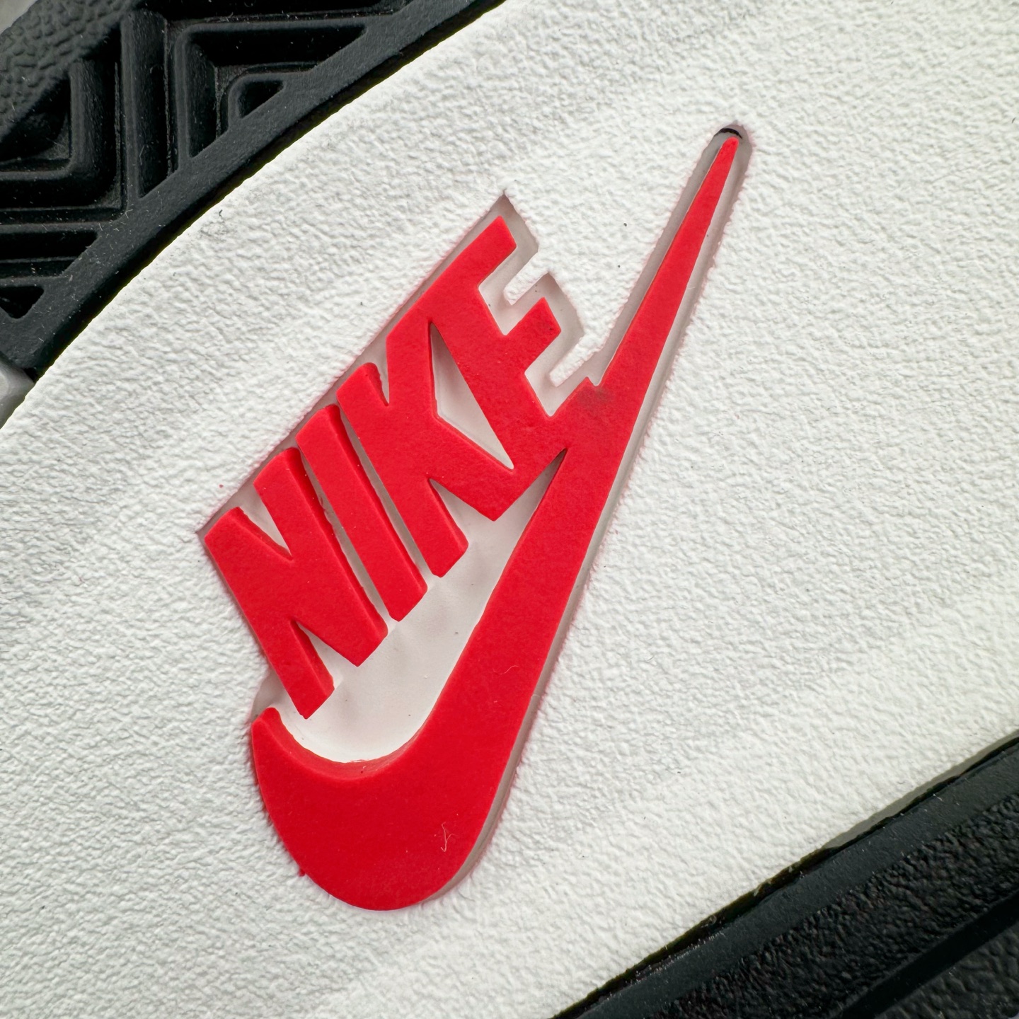 图片[11]-＃Ljr Air Jordan AJ4 Retro \\\”White Cement\\\” 白水泥 复刻2025版 FV5029-100 圈内高端零售标杆 独家外贸特供 耗时半年巨作 全套原纸板楦头开发 原厂特供皮料加持 确保原汁原味 完美呈现四代版型 一比一鞋头弧度高度鞋身弧度 数据细节工艺流程均保持原鞋一致 原厂TPU网格鞋带扣 正确内里网布 菱角分明不变形无多余毛边 柔软性质感一致于原鞋 市场唯一原厂鞋扣模具 背面可见隐藏注塑口 原厂织唛标 原厂飞人电绣工艺 尾指中部跳三针 独家绑鞋带手法 印刷中底布 四线拉帮 米色美纹纸贴合固定 进口港宝加持 后跟自然饱满 全鞋荧光划线卡点 追求极致完美 每一双都是工艺品 多重QC质检 超越公司货的品控标准 实实在在的免检产品 尺码：40.5 41 42 42.5 43 44 44.5 45 45.5 46 47.5 48.5-选品中心