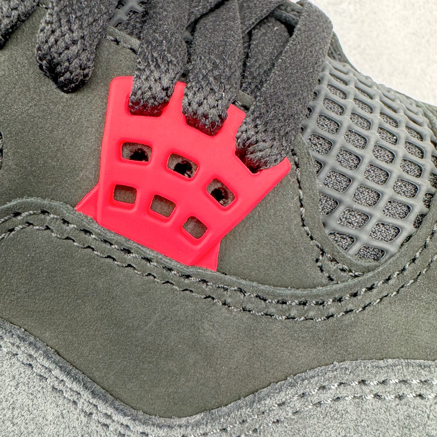 图片[14]-＃Ljr Air Jordan AJ4 Rare Air Laser 稀有空气 黑蓝红 FV5029-003 圈内高端零售标杆 独家外贸特供 耗时半年巨作 全套原纸板楦头开发 原厂特供皮料加持 确保原汁原味 完美呈现四代版型 一比一鞋头弧度高度鞋身弧度 数据细节工艺流程均保持原鞋一致 原厂TPU网格鞋带扣 正确内里网布 菱角分明不变形无多余毛边 柔软性质感一致于原鞋 市场唯一原厂鞋扣模具 背面可见隐藏注塑口 原厂织唛标 原厂飞人电绣工艺 尾指中部跳三针 独家绑鞋带手法 印刷中底布 四线拉帮 米色美纹纸贴合固定 进口港宝加持 后跟自然饱满 全鞋荧光划线卡点 追求极致完美 每一双都是工艺品 多重QC质检 超越公司货的品控标准 实实在在的免检产品 尺码：40.5 41 42 42.5 43 44 44.5 45 45.5 46 47.5 48.5-选品中心