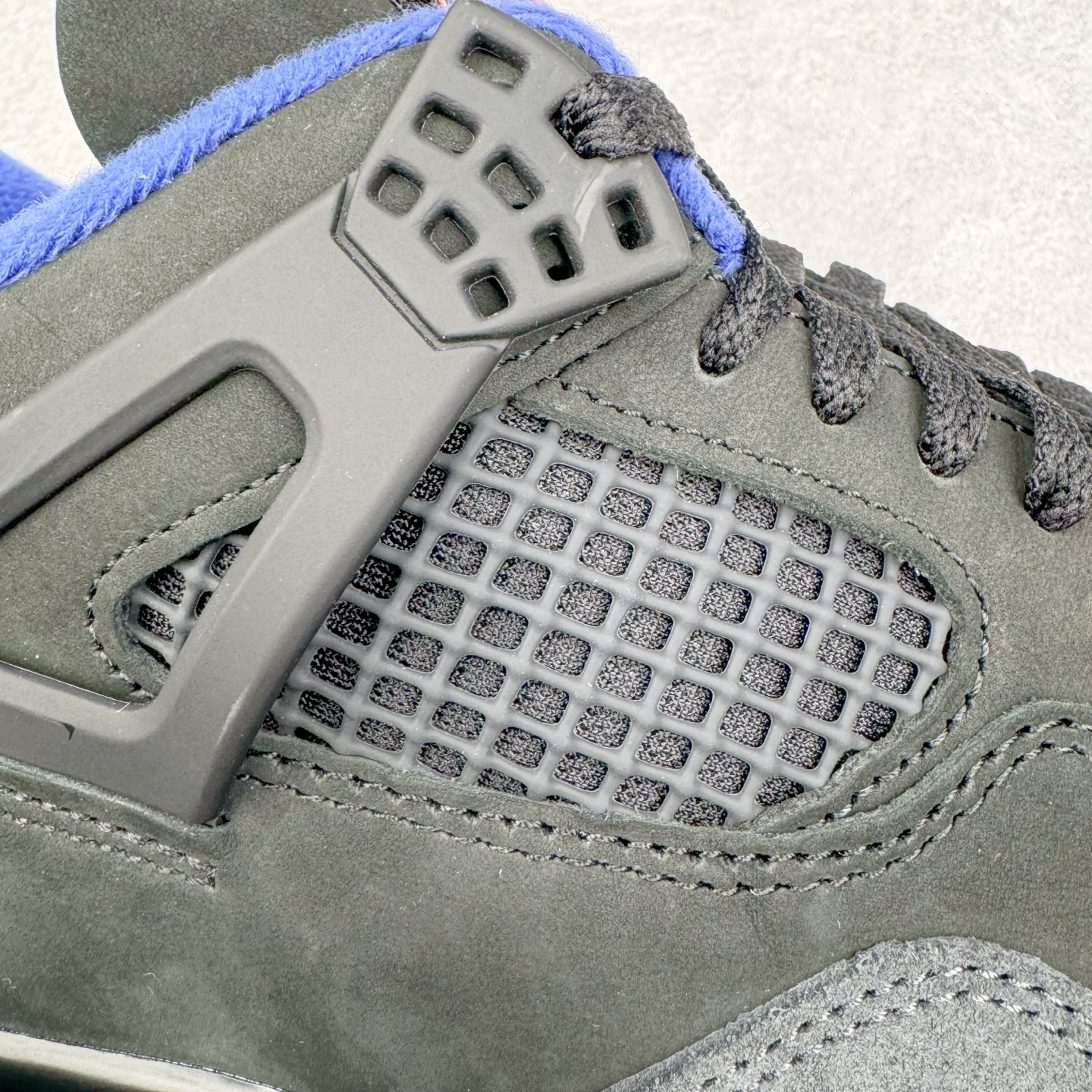 图片[13]-＃Ljr Air Jordan AJ4 Rare Air Laser 稀有空气 黑蓝红 FV5029-003 圈内高端零售标杆 独家外贸特供 耗时半年巨作 全套原纸板楦头开发 原厂特供皮料加持 确保原汁原味 完美呈现四代版型 一比一鞋头弧度高度鞋身弧度 数据细节工艺流程均保持原鞋一致 原厂TPU网格鞋带扣 正确内里网布 菱角分明不变形无多余毛边 柔软性质感一致于原鞋 市场唯一原厂鞋扣模具 背面可见隐藏注塑口 原厂织唛标 原厂飞人电绣工艺 尾指中部跳三针 独家绑鞋带手法 印刷中底布 四线拉帮 米色美纹纸贴合固定 进口港宝加持 后跟自然饱满 全鞋荧光划线卡点 追求极致完美 每一双都是工艺品 多重QC质检 超越公司货的品控标准 实实在在的免检产品 尺码：40.5 41 42 42.5 43 44 44.5 45 45.5 46 47.5 48.5-选品中心