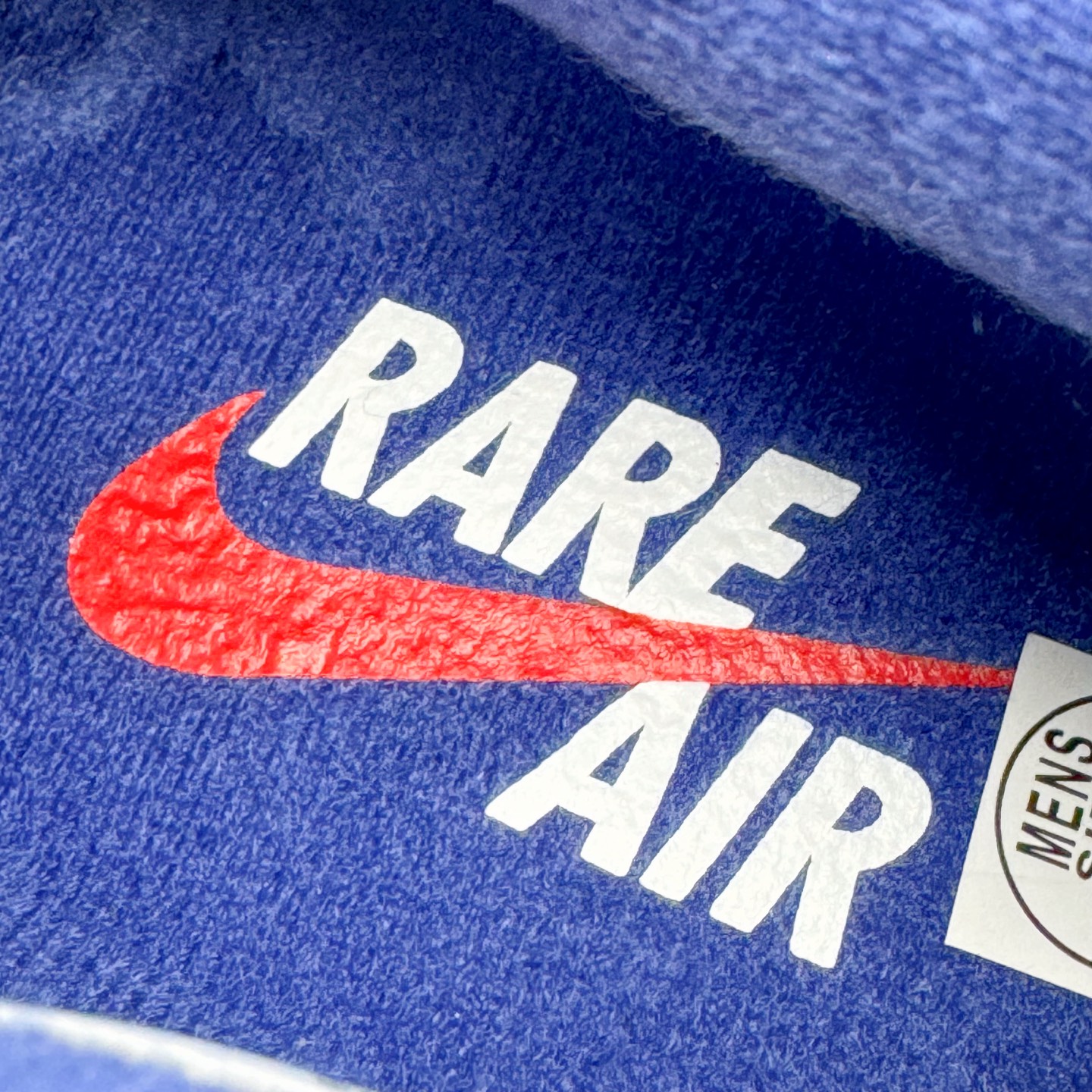 图片[22]-＃Ljr Air Jordan AJ4 Rare Air Laser 稀有空气 黑蓝红 FV5029-003 圈内高端零售标杆 独家外贸特供 耗时半年巨作 全套原纸板楦头开发 原厂特供皮料加持 确保原汁原味 完美呈现四代版型 一比一鞋头弧度高度鞋身弧度 数据细节工艺流程均保持原鞋一致 原厂TPU网格鞋带扣 正确内里网布 菱角分明不变形无多余毛边 柔软性质感一致于原鞋 市场唯一原厂鞋扣模具 背面可见隐藏注塑口 原厂织唛标 原厂飞人电绣工艺 尾指中部跳三针 独家绑鞋带手法 印刷中底布 四线拉帮 米色美纹纸贴合固定 进口港宝加持 后跟自然饱满 全鞋荧光划线卡点 追求极致完美 每一双都是工艺品 多重QC质检 超越公司货的品控标准 实实在在的免检产品 尺码：40.5 41 42 42.5 43 44 44.5 45 45.5 46 47.5 48.5-选品中心