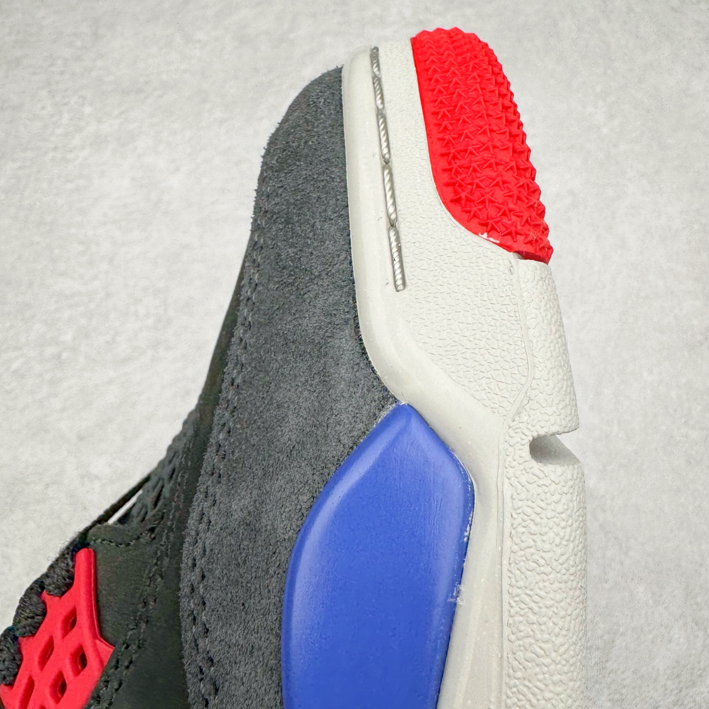 图片[15]-＃Ljr Air Jordan AJ4 Rare Air Laser 稀有空气 黑蓝红 FV5029-003 圈内高端零售标杆 独家外贸特供 耗时半年巨作 全套原纸板楦头开发 原厂特供皮料加持 确保原汁原味 完美呈现四代版型 一比一鞋头弧度高度鞋身弧度 数据细节工艺流程均保持原鞋一致 原厂TPU网格鞋带扣 正确内里网布 菱角分明不变形无多余毛边 柔软性质感一致于原鞋 市场唯一原厂鞋扣模具 背面可见隐藏注塑口 原厂织唛标 原厂飞人电绣工艺 尾指中部跳三针 独家绑鞋带手法 印刷中底布 四线拉帮 米色美纹纸贴合固定 进口港宝加持 后跟自然饱满 全鞋荧光划线卡点 追求极致完美 每一双都是工艺品 多重QC质检 超越公司货的品控标准 实实在在的免检产品 尺码：40.5 41 42 42.5 43 44 44.5 45 45.5 46 47.5 48.5-选品中心