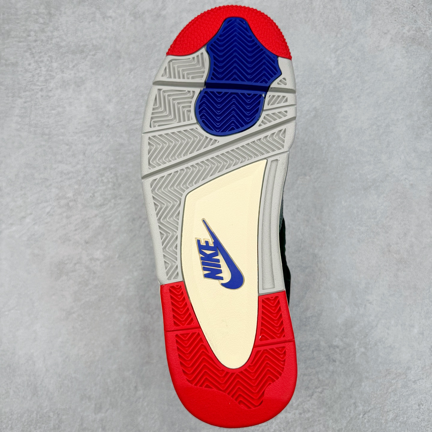 图片[9]-＃Ljr Air Jordan AJ4 Rare Air Laser 稀有空气 黑蓝红 FV5029-003 圈内高端零售标杆 独家外贸特供 耗时半年巨作 全套原纸板楦头开发 原厂特供皮料加持 确保原汁原味 完美呈现四代版型 一比一鞋头弧度高度鞋身弧度 数据细节工艺流程均保持原鞋一致 原厂TPU网格鞋带扣 正确内里网布 菱角分明不变形无多余毛边 柔软性质感一致于原鞋 市场唯一原厂鞋扣模具 背面可见隐藏注塑口 原厂织唛标 原厂飞人电绣工艺 尾指中部跳三针 独家绑鞋带手法 印刷中底布 四线拉帮 米色美纹纸贴合固定 进口港宝加持 后跟自然饱满 全鞋荧光划线卡点 追求极致完美 每一双都是工艺品 多重QC质检 超越公司货的品控标准 实实在在的免检产品 尺码：40.5 41 42 42.5 43 44 44.5 45 45.5 46 47.5 48.5-选品中心