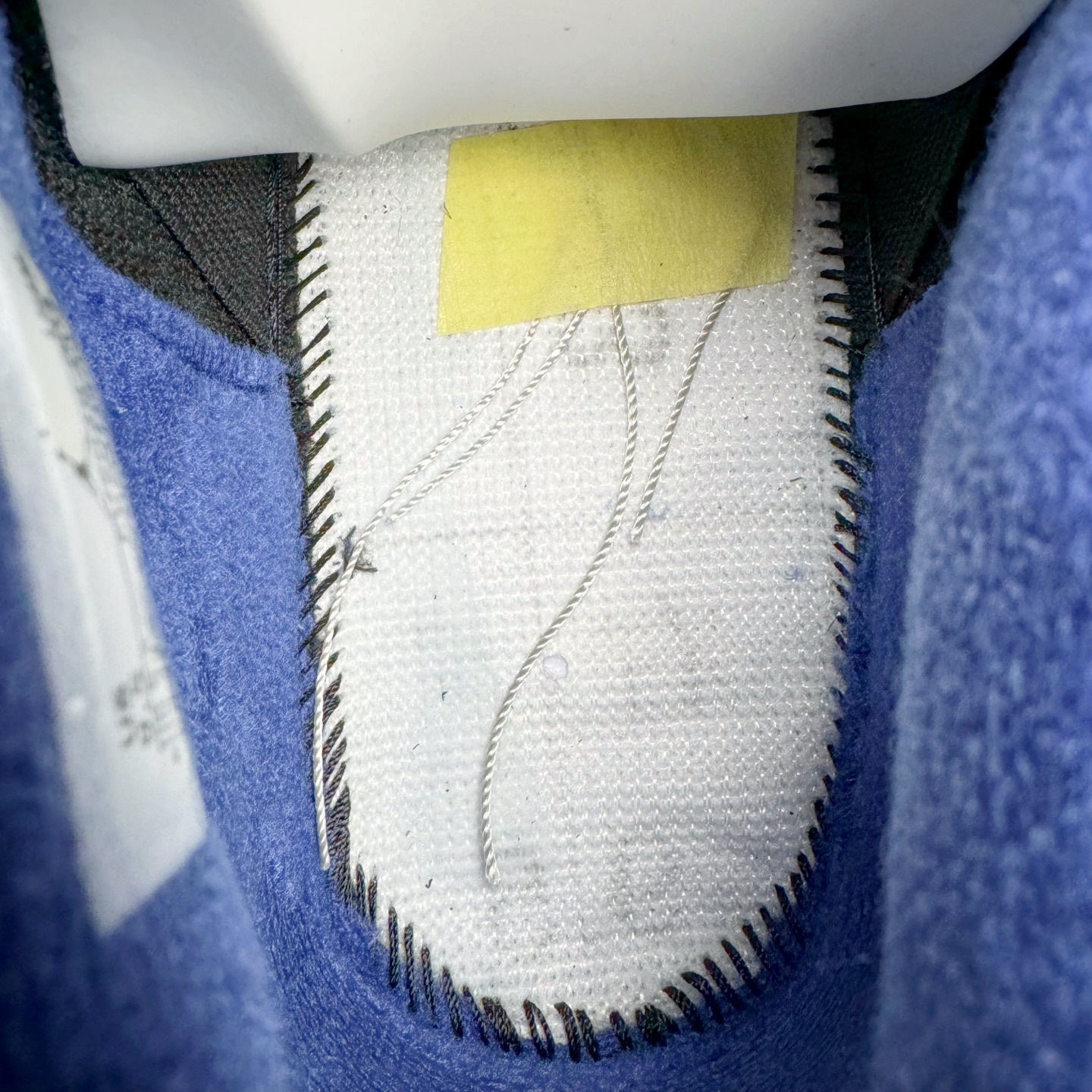 图片[21]-＃Ljr Air Jordan AJ4 Rare Air Laser 稀有空气 黑蓝红 FV5029-003 圈内高端零售标杆 独家外贸特供 耗时半年巨作 全套原纸板楦头开发 原厂特供皮料加持 确保原汁原味 完美呈现四代版型 一比一鞋头弧度高度鞋身弧度 数据细节工艺流程均保持原鞋一致 原厂TPU网格鞋带扣 正确内里网布 菱角分明不变形无多余毛边 柔软性质感一致于原鞋 市场唯一原厂鞋扣模具 背面可见隐藏注塑口 原厂织唛标 原厂飞人电绣工艺 尾指中部跳三针 独家绑鞋带手法 印刷中底布 四线拉帮 米色美纹纸贴合固定 进口港宝加持 后跟自然饱满 全鞋荧光划线卡点 追求极致完美 每一双都是工艺品 多重QC质检 超越公司货的品控标准 实实在在的免检产品 尺码：40.5 41 42 42.5 43 44 44.5 45 45.5 46 47.5 48.5-选品中心