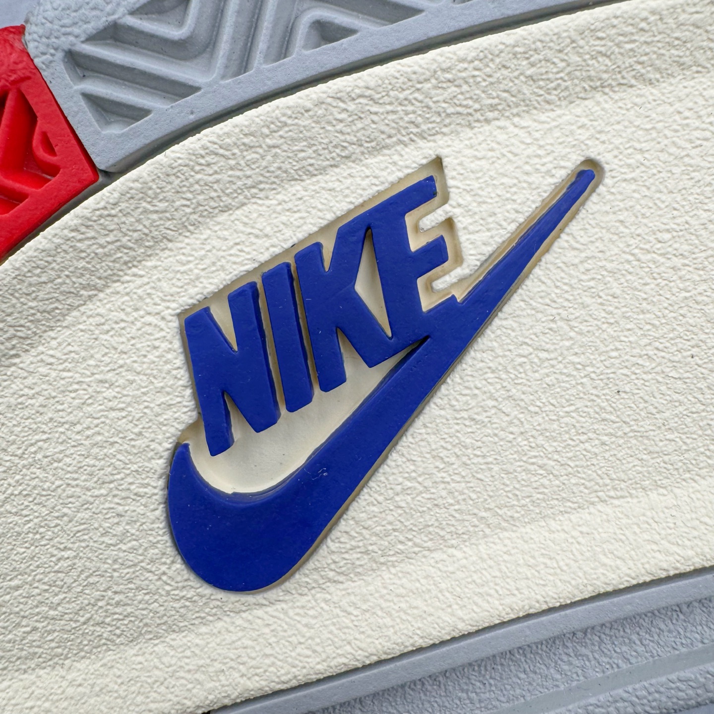 图片[11]-＃Ljr Air Jordan AJ4 Rare Air Laser 稀有空气 黑蓝红 FV5029-003 圈内高端零售标杆 独家外贸特供 耗时半年巨作 全套原纸板楦头开发 原厂特供皮料加持 确保原汁原味 完美呈现四代版型 一比一鞋头弧度高度鞋身弧度 数据细节工艺流程均保持原鞋一致 原厂TPU网格鞋带扣 正确内里网布 菱角分明不变形无多余毛边 柔软性质感一致于原鞋 市场唯一原厂鞋扣模具 背面可见隐藏注塑口 原厂织唛标 原厂飞人电绣工艺 尾指中部跳三针 独家绑鞋带手法 印刷中底布 四线拉帮 米色美纹纸贴合固定 进口港宝加持 后跟自然饱满 全鞋荧光划线卡点 追求极致完美 每一双都是工艺品 多重QC质检 超越公司货的品控标准 实实在在的免检产品 尺码：40.5 41 42 42.5 43 44 44.5 45 45.5 46 47.5 48.5-选品中心