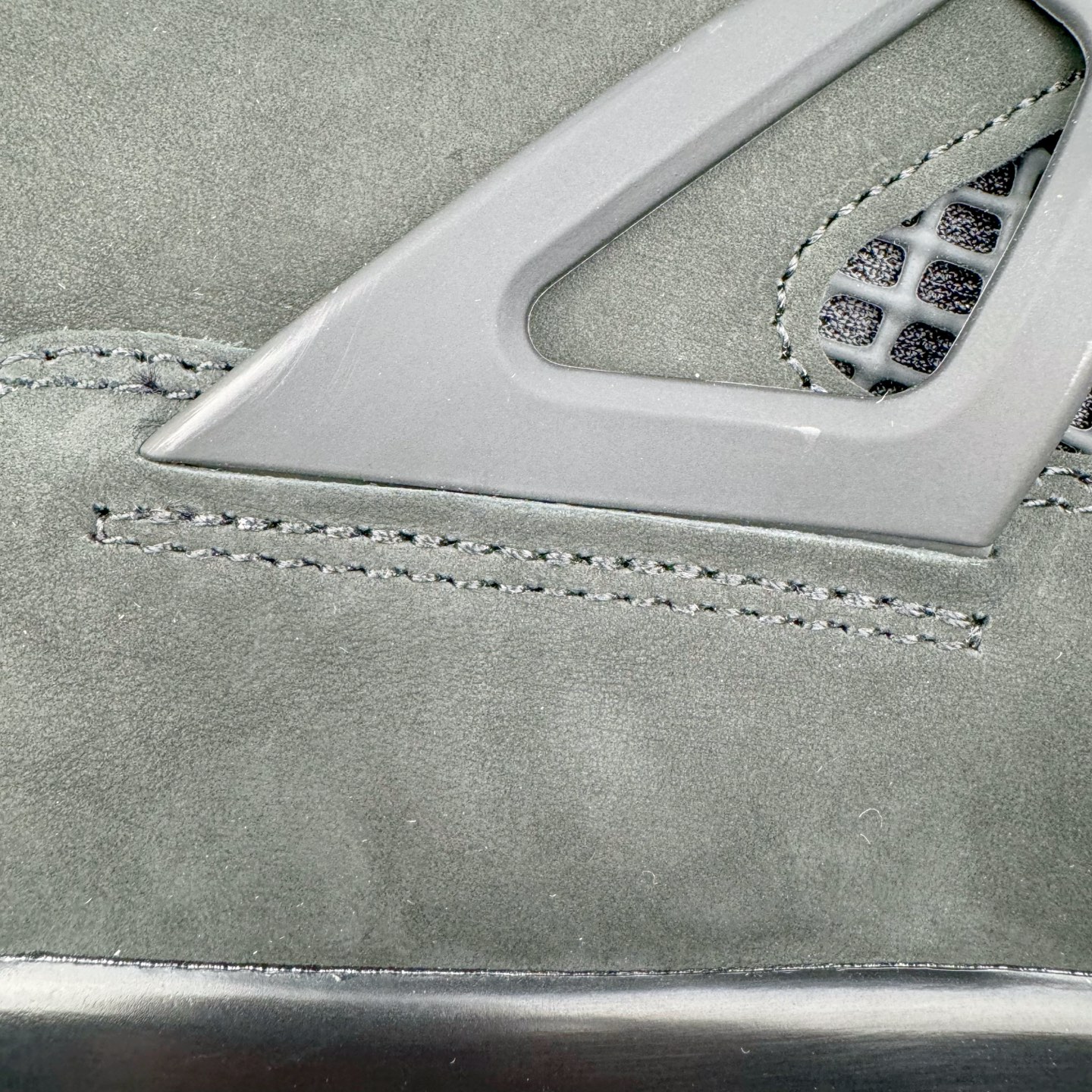 图片[12]-＃Ljr Air Jordan AJ4 Rare Air Laser 稀有空气 黑蓝红 FV5029-003 圈内高端零售标杆 独家外贸特供 耗时半年巨作 全套原纸板楦头开发 原厂特供皮料加持 确保原汁原味 完美呈现四代版型 一比一鞋头弧度高度鞋身弧度 数据细节工艺流程均保持原鞋一致 原厂TPU网格鞋带扣 正确内里网布 菱角分明不变形无多余毛边 柔软性质感一致于原鞋 市场唯一原厂鞋扣模具 背面可见隐藏注塑口 原厂织唛标 原厂飞人电绣工艺 尾指中部跳三针 独家绑鞋带手法 印刷中底布 四线拉帮 米色美纹纸贴合固定 进口港宝加持 后跟自然饱满 全鞋荧光划线卡点 追求极致完美 每一双都是工艺品 多重QC质检 超越公司货的品控标准 实实在在的免检产品 尺码：40.5 41 42 42.5 43 44 44.5 45 45.5 46 47.5 48.5-选品中心