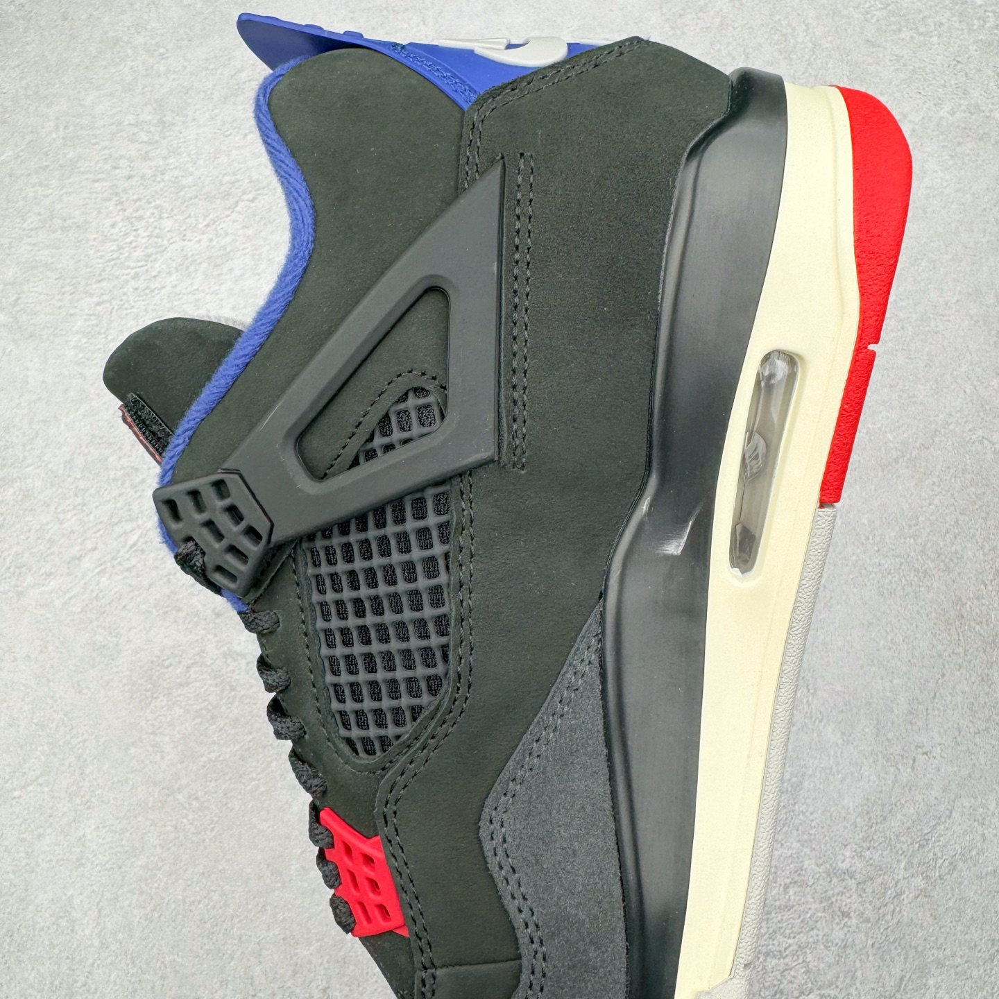 图片[7]-＃Ljr Air Jordan AJ4 Rare Air Laser 稀有空气 黑蓝红 FV5029-003 圈内高端零售标杆 独家外贸特供 耗时半年巨作 全套原纸板楦头开发 原厂特供皮料加持 确保原汁原味 完美呈现四代版型 一比一鞋头弧度高度鞋身弧度 数据细节工艺流程均保持原鞋一致 原厂TPU网格鞋带扣 正确内里网布 菱角分明不变形无多余毛边 柔软性质感一致于原鞋 市场唯一原厂鞋扣模具 背面可见隐藏注塑口 原厂织唛标 原厂飞人电绣工艺 尾指中部跳三针 独家绑鞋带手法 印刷中底布 四线拉帮 米色美纹纸贴合固定 进口港宝加持 后跟自然饱满 全鞋荧光划线卡点 追求极致完美 每一双都是工艺品 多重QC质检 超越公司货的品控标准 实实在在的免检产品 尺码：40.5 41 42 42.5 43 44 44.5 45 45.5 46 47.5 48.5-选品中心