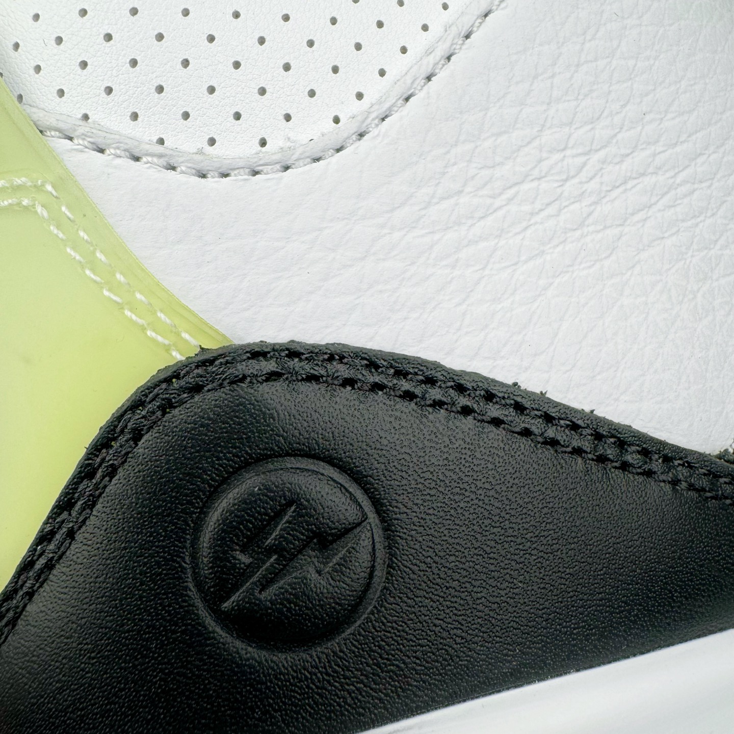 图片[14]-＃GX纯原 Fragment Design x Air Jordan AJ3 Retro 藤原浩闪电联名 DA3595-100 匠心打造 开发时长超过半年 目前可过各类鉴定或无法鉴定 裸鞋随便操作 全套原纸板楦头开发 原厂大底磨具加持立体防滑纹理 原装可视Air Sole气垫 原汁原味最完美的三代版型 唯一正确鞋头趴度弧度高度鞋身腰线 原厂TPU彩虹扎染后跟饰片 正确内里反口里网布 皮料菱角分明不变形无多余毛边 广东原厂zp同批次手工大底描漆拉丝 市场唯一原厂鞋扣模具 原厂织唛标 原厂飞人电绣工艺 尾指中部跳三针 独家绑鞋带手法 印刷中底布 四线拉帮 米色美纹纸贴合固定 进口港宝加持 后跟自然饱满 全鞋荧光划线卡点 追求极致完美 每一双都是工艺品 多重QC质检 超越公司货的品控标准 实实在在的免检产品 尺码：40 40.5 41 42 42.5 43 44 44.5 45 45.5 46 47.5 48.5-选品中心