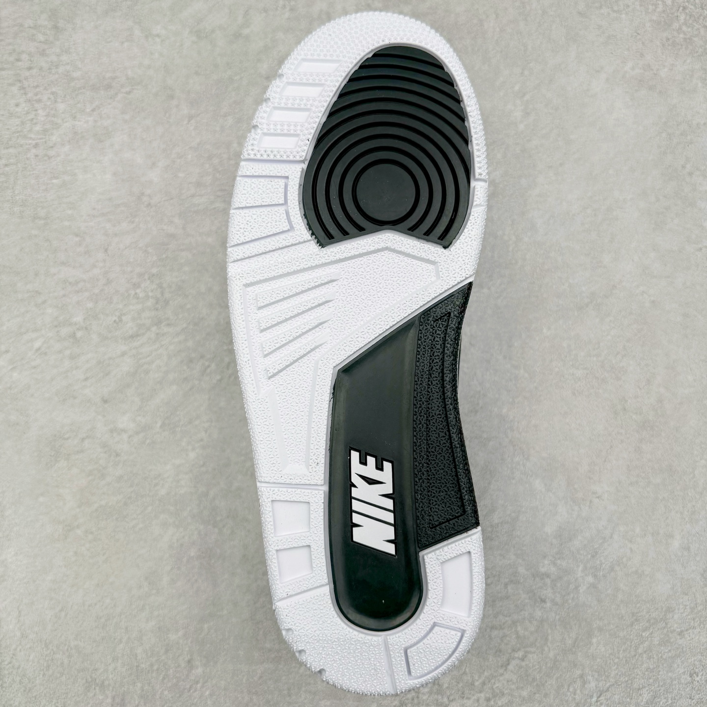 图片[9]-＃GX纯原 Fragment Design x Air Jordan AJ3 Retro 藤原浩闪电联名 DA3595-100 匠心打造 开发时长超过半年 目前可过各类鉴定或无法鉴定 裸鞋随便操作 全套原纸板楦头开发 原厂大底磨具加持立体防滑纹理 原装可视Air Sole气垫 原汁原味最完美的三代版型 唯一正确鞋头趴度弧度高度鞋身腰线 原厂TPU彩虹扎染后跟饰片 正确内里反口里网布 皮料菱角分明不变形无多余毛边 广东原厂zp同批次手工大底描漆拉丝 市场唯一原厂鞋扣模具 原厂织唛标 原厂飞人电绣工艺 尾指中部跳三针 独家绑鞋带手法 印刷中底布 四线拉帮 米色美纹纸贴合固定 进口港宝加持 后跟自然饱满 全鞋荧光划线卡点 追求极致完美 每一双都是工艺品 多重QC质检 超越公司货的品控标准 实实在在的免检产品 尺码：40 40.5 41 42 42.5 43 44 44.5 45 45.5 46 47.5 48.5-选品中心