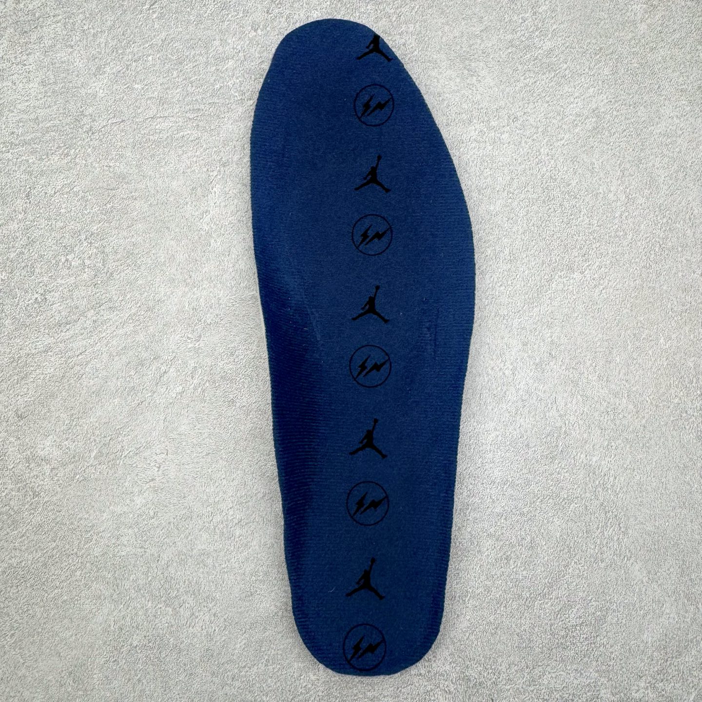 图片[21]-＃GX纯原 Fragment Design x Air Jordan AJ3 Retro 藤原浩闪电联名 DA3595-100 匠心打造 开发时长超过半年 目前可过各类鉴定或无法鉴定 裸鞋随便操作 全套原纸板楦头开发 原厂大底磨具加持立体防滑纹理 原装可视Air Sole气垫 原汁原味最完美的三代版型 唯一正确鞋头趴度弧度高度鞋身腰线 原厂TPU彩虹扎染后跟饰片 正确内里反口里网布 皮料菱角分明不变形无多余毛边 广东原厂zp同批次手工大底描漆拉丝 市场唯一原厂鞋扣模具 原厂织唛标 原厂飞人电绣工艺 尾指中部跳三针 独家绑鞋带手法 印刷中底布 四线拉帮 米色美纹纸贴合固定 进口港宝加持 后跟自然饱满 全鞋荧光划线卡点 追求极致完美 每一双都是工艺品 多重QC质检 超越公司货的品控标准 实实在在的免检产品 尺码：40 40.5 41 42 42.5 43 44 44.5 45 45.5 46 47.5 48.5-选品中心