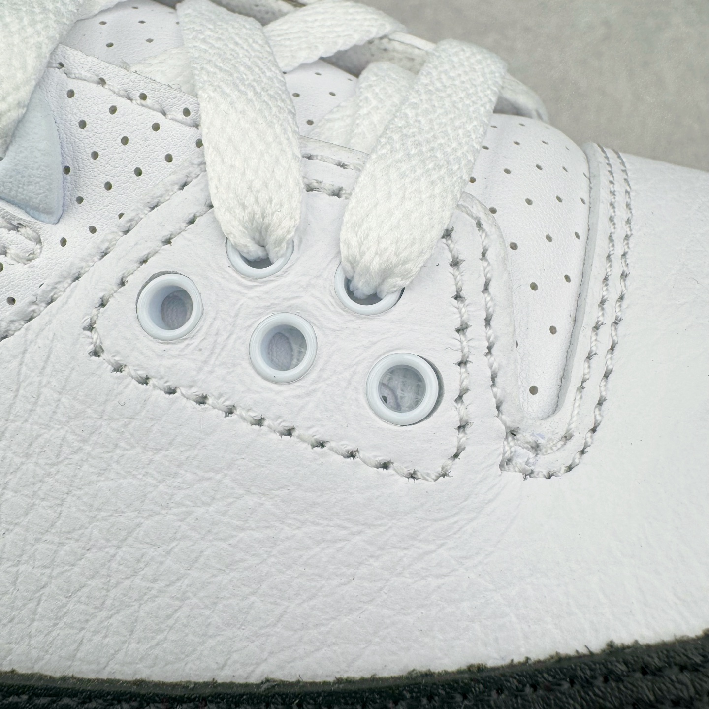 图片[16]-＃GX纯原 Fragment Design x Air Jordan AJ3 Retro 藤原浩闪电联名 DA3595-100 匠心打造 开发时长超过半年 目前可过各类鉴定或无法鉴定 裸鞋随便操作 全套原纸板楦头开发 原厂大底磨具加持立体防滑纹理 原装可视Air Sole气垫 原汁原味最完美的三代版型 唯一正确鞋头趴度弧度高度鞋身腰线 原厂TPU彩虹扎染后跟饰片 正确内里反口里网布 皮料菱角分明不变形无多余毛边 广东原厂zp同批次手工大底描漆拉丝 市场唯一原厂鞋扣模具 原厂织唛标 原厂飞人电绣工艺 尾指中部跳三针 独家绑鞋带手法 印刷中底布 四线拉帮 米色美纹纸贴合固定 进口港宝加持 后跟自然饱满 全鞋荧光划线卡点 追求极致完美 每一双都是工艺品 多重QC质检 超越公司货的品控标准 实实在在的免检产品 尺码：40 40.5 41 42 42.5 43 44 44.5 45 45.5 46 47.5 48.5-选品中心