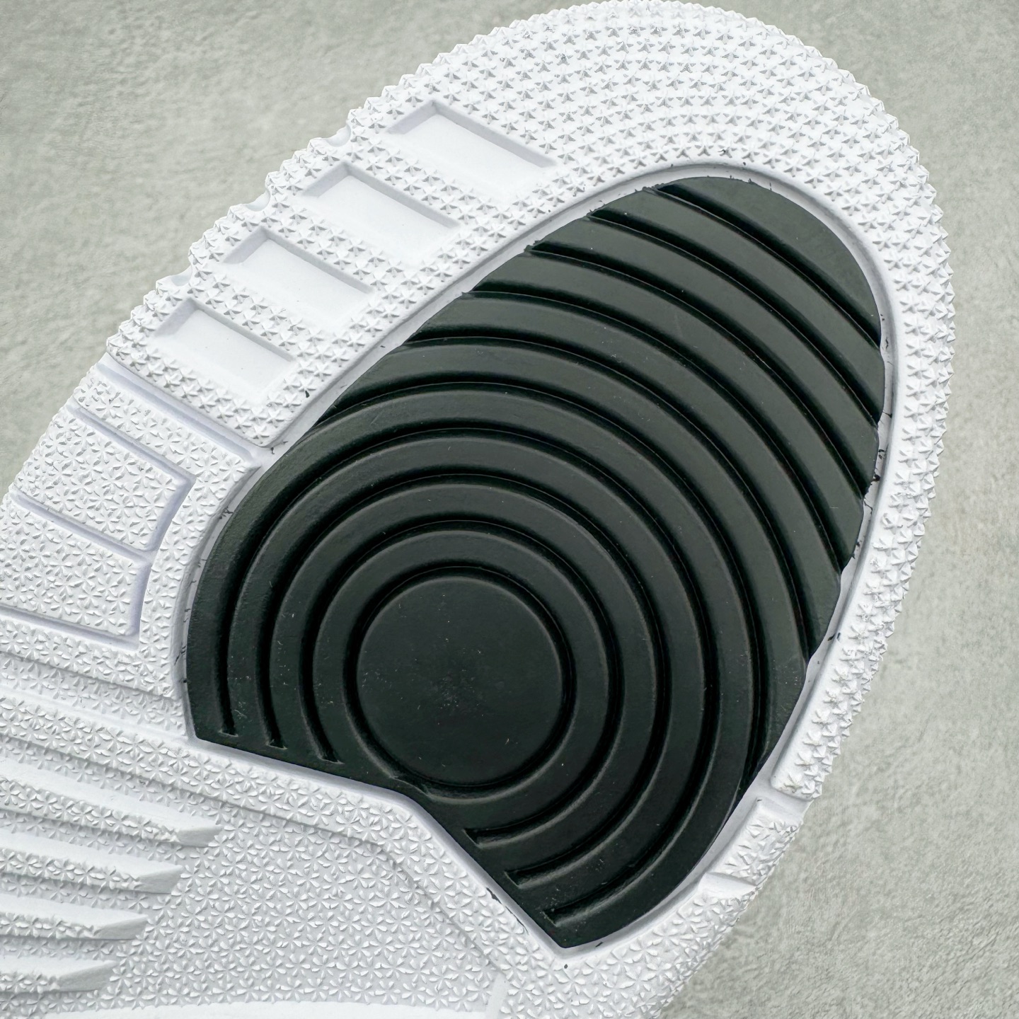 图片[12]-＃GX纯原 Fragment Design x Air Jordan AJ3 Retro 藤原浩闪电联名 DA3595-100 匠心打造 开发时长超过半年 目前可过各类鉴定或无法鉴定 裸鞋随便操作 全套原纸板楦头开发 原厂大底磨具加持立体防滑纹理 原装可视Air Sole气垫 原汁原味最完美的三代版型 唯一正确鞋头趴度弧度高度鞋身腰线 原厂TPU彩虹扎染后跟饰片 正确内里反口里网布 皮料菱角分明不变形无多余毛边 广东原厂zp同批次手工大底描漆拉丝 市场唯一原厂鞋扣模具 原厂织唛标 原厂飞人电绣工艺 尾指中部跳三针 独家绑鞋带手法 印刷中底布 四线拉帮 米色美纹纸贴合固定 进口港宝加持 后跟自然饱满 全鞋荧光划线卡点 追求极致完美 每一双都是工艺品 多重QC质检 超越公司货的品控标准 实实在在的免检产品 尺码：40 40.5 41 42 42.5 43 44 44.5 45 45.5 46 47.5 48.5-选品中心