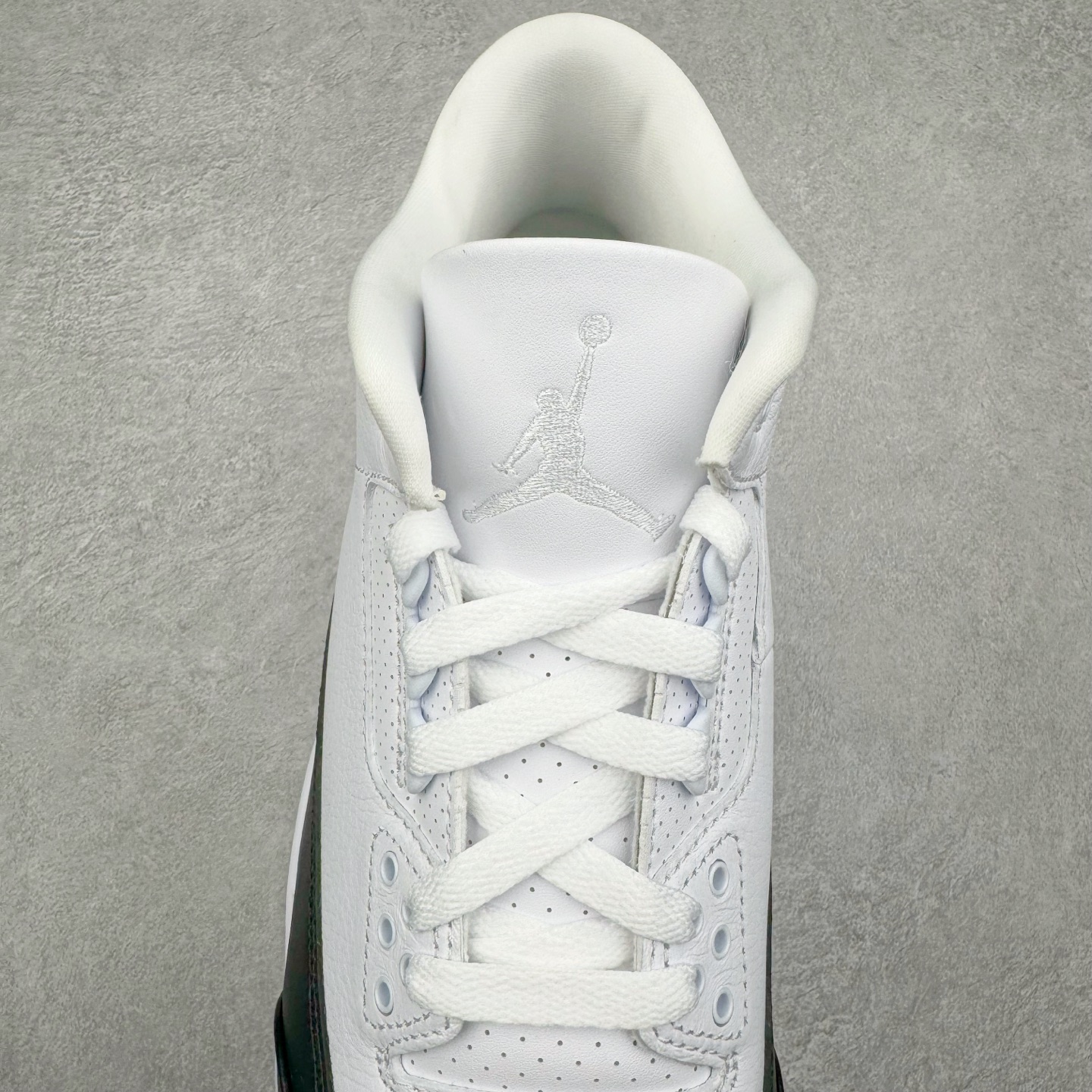 图片[5]-＃GX纯原 Fragment Design x Air Jordan AJ3 Retro 藤原浩闪电联名 DA3595-100 匠心打造 开发时长超过半年 目前可过各类鉴定或无法鉴定 裸鞋随便操作 全套原纸板楦头开发 原厂大底磨具加持立体防滑纹理 原装可视Air Sole气垫 原汁原味最完美的三代版型 唯一正确鞋头趴度弧度高度鞋身腰线 原厂TPU彩虹扎染后跟饰片 正确内里反口里网布 皮料菱角分明不变形无多余毛边 广东原厂zp同批次手工大底描漆拉丝 市场唯一原厂鞋扣模具 原厂织唛标 原厂飞人电绣工艺 尾指中部跳三针 独家绑鞋带手法 印刷中底布 四线拉帮 米色美纹纸贴合固定 进口港宝加持 后跟自然饱满 全鞋荧光划线卡点 追求极致完美 每一双都是工艺品 多重QC质检 超越公司货的品控标准 实实在在的免检产品 尺码：40 40.5 41 42 42.5 43 44 44.5 45 45.5 46 47.5 48.5-选品中心