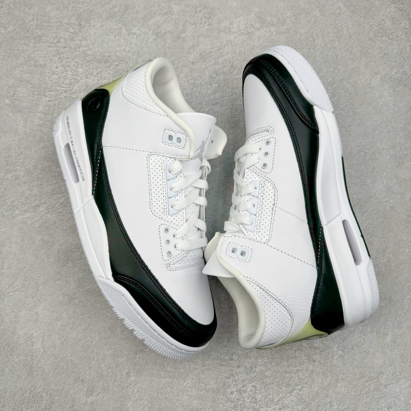 图片[3]-＃GX纯原 Fragment Design x Air Jordan AJ3 Retro 藤原浩闪电联名 DA3595-100 匠心打造 开发时长超过半年 目前可过各类鉴定或无法鉴定 裸鞋随便操作 全套原纸板楦头开发 原厂大底磨具加持立体防滑纹理 原装可视Air Sole气垫 原汁原味最完美的三代版型 唯一正确鞋头趴度弧度高度鞋身腰线 原厂TPU彩虹扎染后跟饰片 正确内里反口里网布 皮料菱角分明不变形无多余毛边 广东原厂zp同批次手工大底描漆拉丝 市场唯一原厂鞋扣模具 原厂织唛标 原厂飞人电绣工艺 尾指中部跳三针 独家绑鞋带手法 印刷中底布 四线拉帮 米色美纹纸贴合固定 进口港宝加持 后跟自然饱满 全鞋荧光划线卡点 追求极致完美 每一双都是工艺品 多重QC质检 超越公司货的品控标准 实实在在的免检产品 尺码：40 40.5 41 42 42.5 43 44 44.5 45 45.5 46 47.5 48.5-选品中心