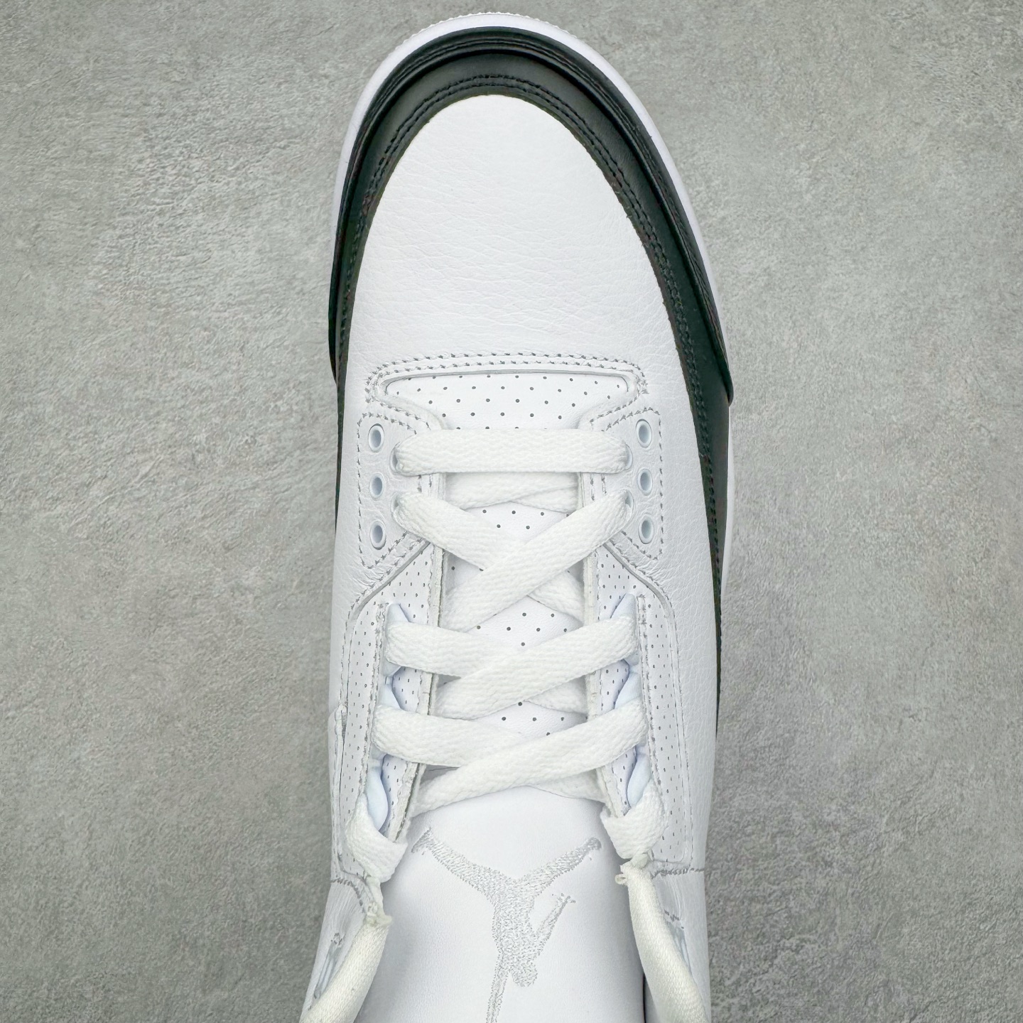 图片[4]-＃GX纯原 Fragment Design x Air Jordan AJ3 Retro 藤原浩闪电联名 DA3595-100 匠心打造 开发时长超过半年 目前可过各类鉴定或无法鉴定 裸鞋随便操作 全套原纸板楦头开发 原厂大底磨具加持立体防滑纹理 原装可视Air Sole气垫 原汁原味最完美的三代版型 唯一正确鞋头趴度弧度高度鞋身腰线 原厂TPU彩虹扎染后跟饰片 正确内里反口里网布 皮料菱角分明不变形无多余毛边 广东原厂zp同批次手工大底描漆拉丝 市场唯一原厂鞋扣模具 原厂织唛标 原厂飞人电绣工艺 尾指中部跳三针 独家绑鞋带手法 印刷中底布 四线拉帮 米色美纹纸贴合固定 进口港宝加持 后跟自然饱满 全鞋荧光划线卡点 追求极致完美 每一双都是工艺品 多重QC质检 超越公司货的品控标准 实实在在的免检产品 尺码：40 40.5 41 42 42.5 43 44 44.5 45 45.5 46 47.5 48.5-选品中心