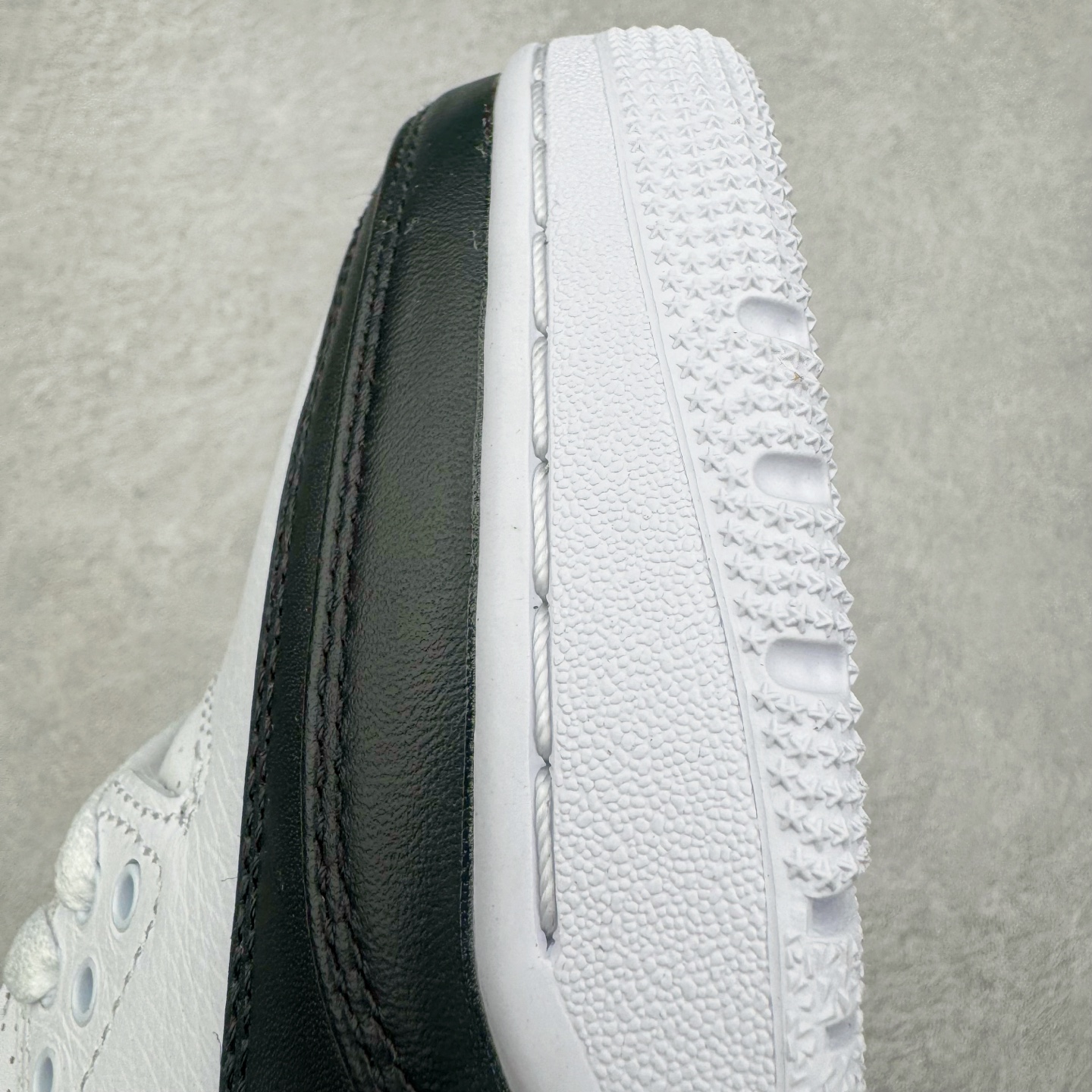图片[18]-＃GX纯原 Fragment Design x Air Jordan AJ3 Retro 藤原浩闪电联名 DA3595-100 匠心打造 开发时长超过半年 目前可过各类鉴定或无法鉴定 裸鞋随便操作 全套原纸板楦头开发 原厂大底磨具加持立体防滑纹理 原装可视Air Sole气垫 原汁原味最完美的三代版型 唯一正确鞋头趴度弧度高度鞋身腰线 原厂TPU彩虹扎染后跟饰片 正确内里反口里网布 皮料菱角分明不变形无多余毛边 广东原厂zp同批次手工大底描漆拉丝 市场唯一原厂鞋扣模具 原厂织唛标 原厂飞人电绣工艺 尾指中部跳三针 独家绑鞋带手法 印刷中底布 四线拉帮 米色美纹纸贴合固定 进口港宝加持 后跟自然饱满 全鞋荧光划线卡点 追求极致完美 每一双都是工艺品 多重QC质检 超越公司货的品控标准 实实在在的免检产品 尺码：40 40.5 41 42 42.5 43 44 44.5 45 45.5 46 47.5 48.5-选品中心