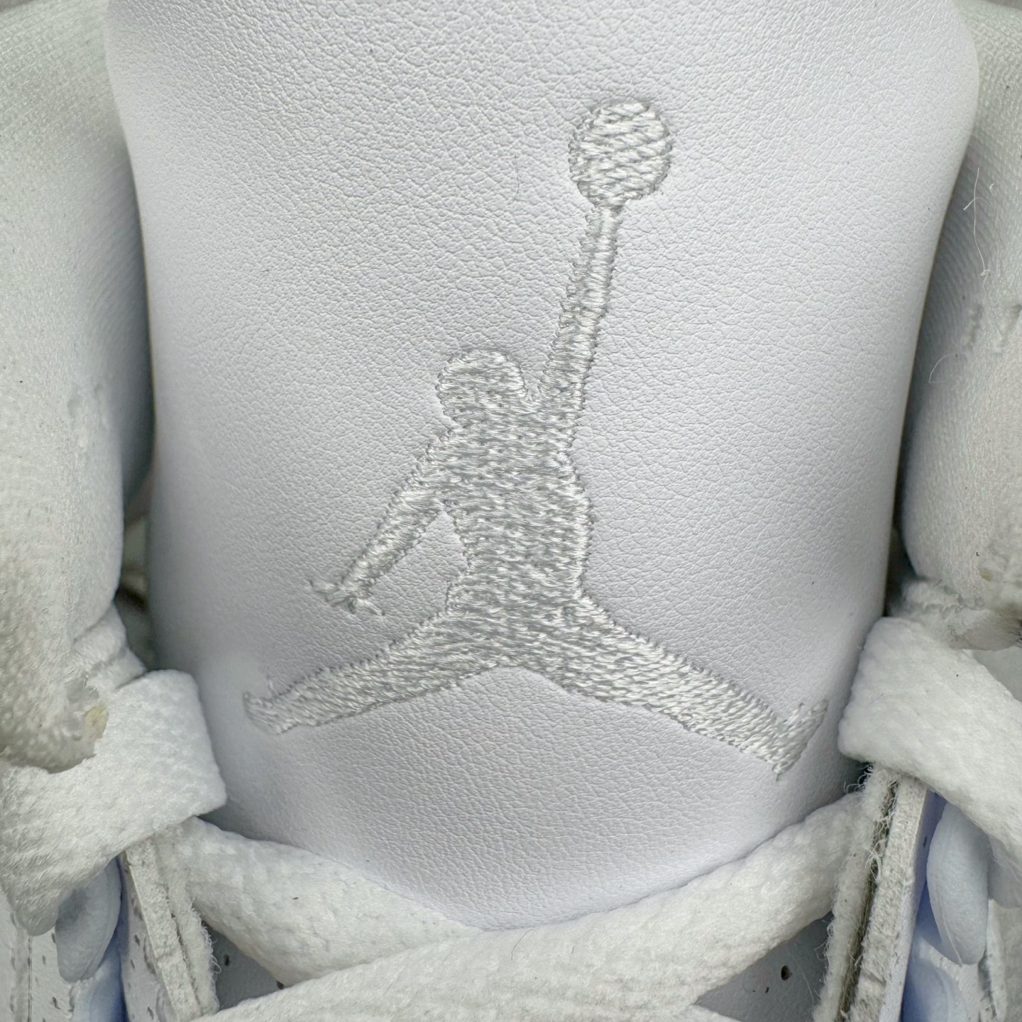 图片[19]-＃GX纯原 Fragment Design x Air Jordan AJ3 Retro 藤原浩闪电联名 DA3595-100 匠心打造 开发时长超过半年 目前可过各类鉴定或无法鉴定 裸鞋随便操作 全套原纸板楦头开发 原厂大底磨具加持立体防滑纹理 原装可视Air Sole气垫 原汁原味最完美的三代版型 唯一正确鞋头趴度弧度高度鞋身腰线 原厂TPU彩虹扎染后跟饰片 正确内里反口里网布 皮料菱角分明不变形无多余毛边 广东原厂zp同批次手工大底描漆拉丝 市场唯一原厂鞋扣模具 原厂织唛标 原厂飞人电绣工艺 尾指中部跳三针 独家绑鞋带手法 印刷中底布 四线拉帮 米色美纹纸贴合固定 进口港宝加持 后跟自然饱满 全鞋荧光划线卡点 追求极致完美 每一双都是工艺品 多重QC质检 超越公司货的品控标准 实实在在的免检产品 尺码：40 40.5 41 42 42.5 43 44 44.5 45 45.5 46 47.5 48.5-选品中心