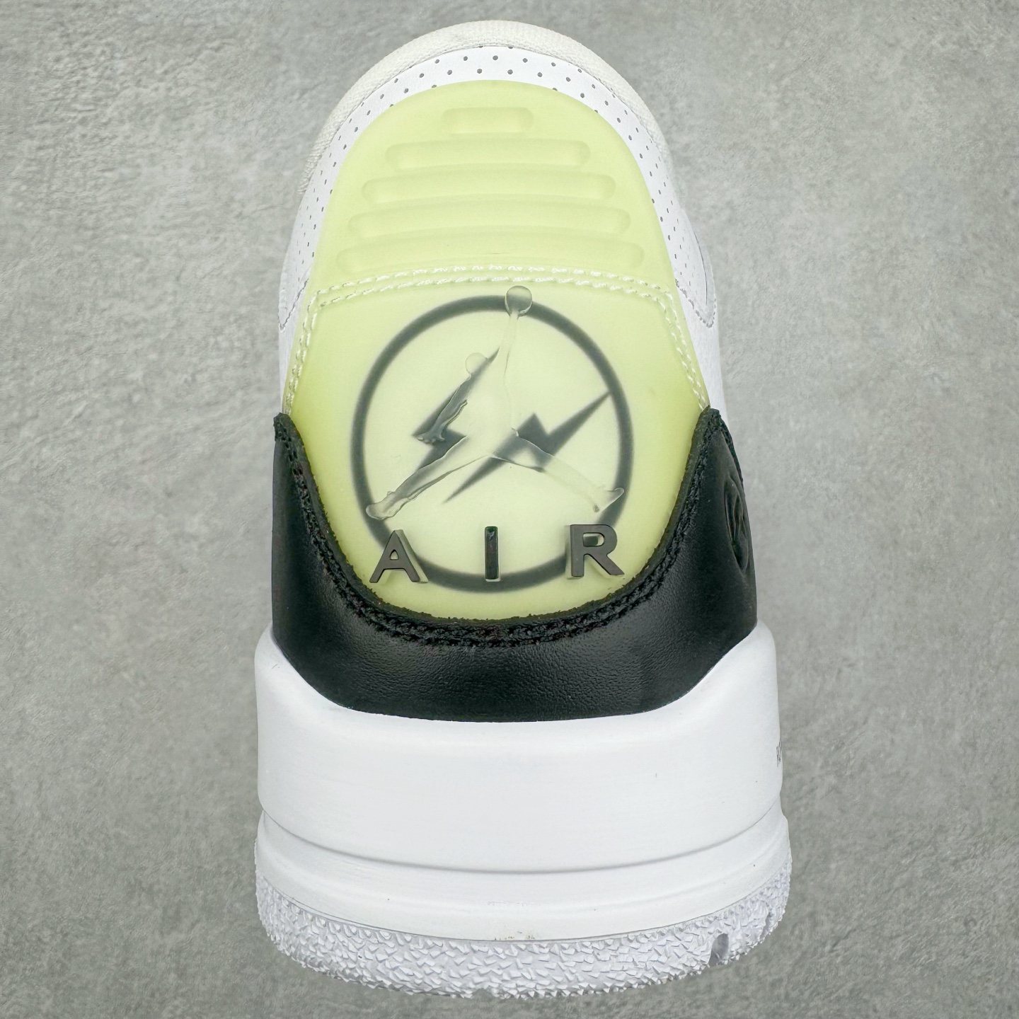 图片[8]-＃GX纯原 Fragment Design x Air Jordan AJ3 Retro 藤原浩闪电联名 DA3595-100 匠心打造 开发时长超过半年 目前可过各类鉴定或无法鉴定 裸鞋随便操作 全套原纸板楦头开发 原厂大底磨具加持立体防滑纹理 原装可视Air Sole气垫 原汁原味最完美的三代版型 唯一正确鞋头趴度弧度高度鞋身腰线 原厂TPU彩虹扎染后跟饰片 正确内里反口里网布 皮料菱角分明不变形无多余毛边 广东原厂zp同批次手工大底描漆拉丝 市场唯一原厂鞋扣模具 原厂织唛标 原厂飞人电绣工艺 尾指中部跳三针 独家绑鞋带手法 印刷中底布 四线拉帮 米色美纹纸贴合固定 进口港宝加持 后跟自然饱满 全鞋荧光划线卡点 追求极致完美 每一双都是工艺品 多重QC质检 超越公司货的品控标准 实实在在的免检产品 尺码：40 40.5 41 42 42.5 43 44 44.5 45 45.5 46 47.5 48.5-选品中心