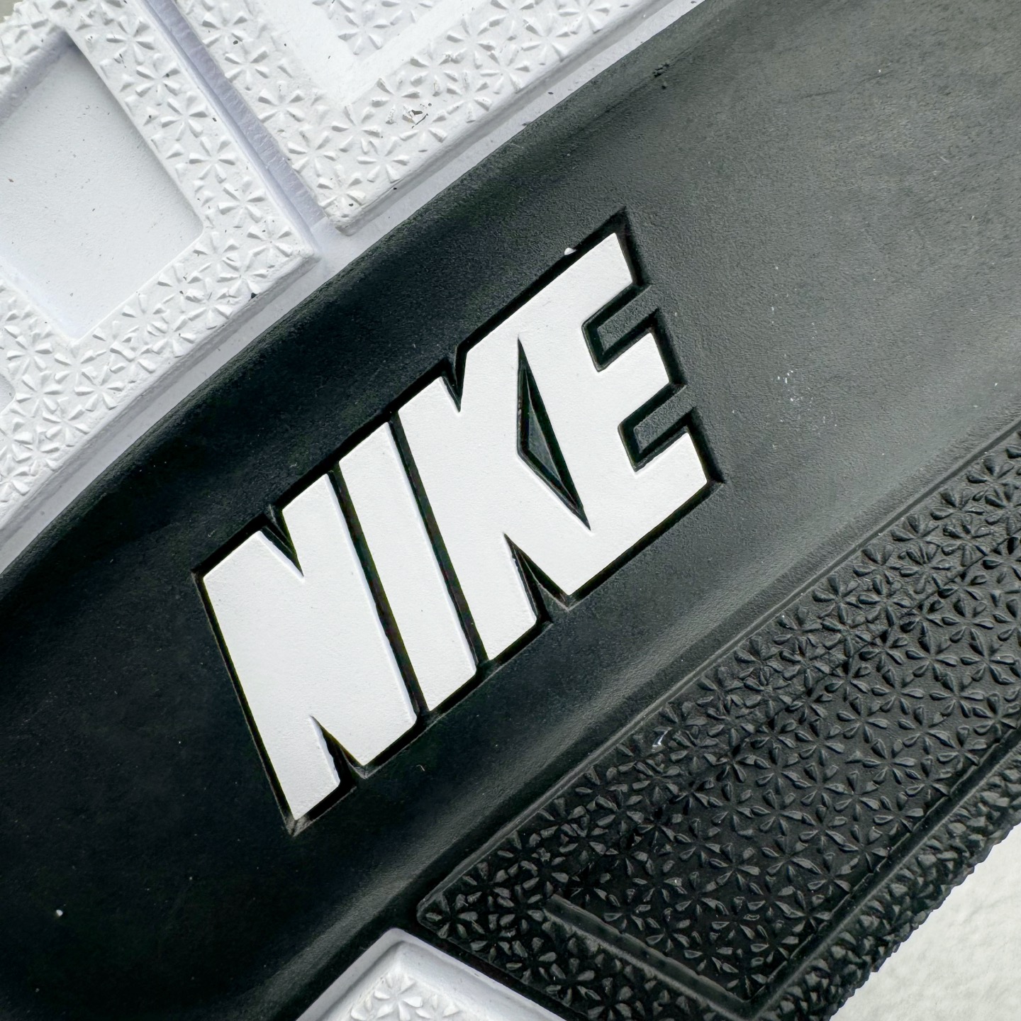 图片[11]-＃GX纯原 Fragment Design x Air Jordan AJ3 Retro 藤原浩闪电联名 DA3595-100 匠心打造 开发时长超过半年 目前可过各类鉴定或无法鉴定 裸鞋随便操作 全套原纸板楦头开发 原厂大底磨具加持立体防滑纹理 原装可视Air Sole气垫 原汁原味最完美的三代版型 唯一正确鞋头趴度弧度高度鞋身腰线 原厂TPU彩虹扎染后跟饰片 正确内里反口里网布 皮料菱角分明不变形无多余毛边 广东原厂zp同批次手工大底描漆拉丝 市场唯一原厂鞋扣模具 原厂织唛标 原厂飞人电绣工艺 尾指中部跳三针 独家绑鞋带手法 印刷中底布 四线拉帮 米色美纹纸贴合固定 进口港宝加持 后跟自然饱满 全鞋荧光划线卡点 追求极致完美 每一双都是工艺品 多重QC质检 超越公司货的品控标准 实实在在的免检产品 尺码：40 40.5 41 42 42.5 43 44 44.5 45 45.5 46 47.5 48.5-选品中心