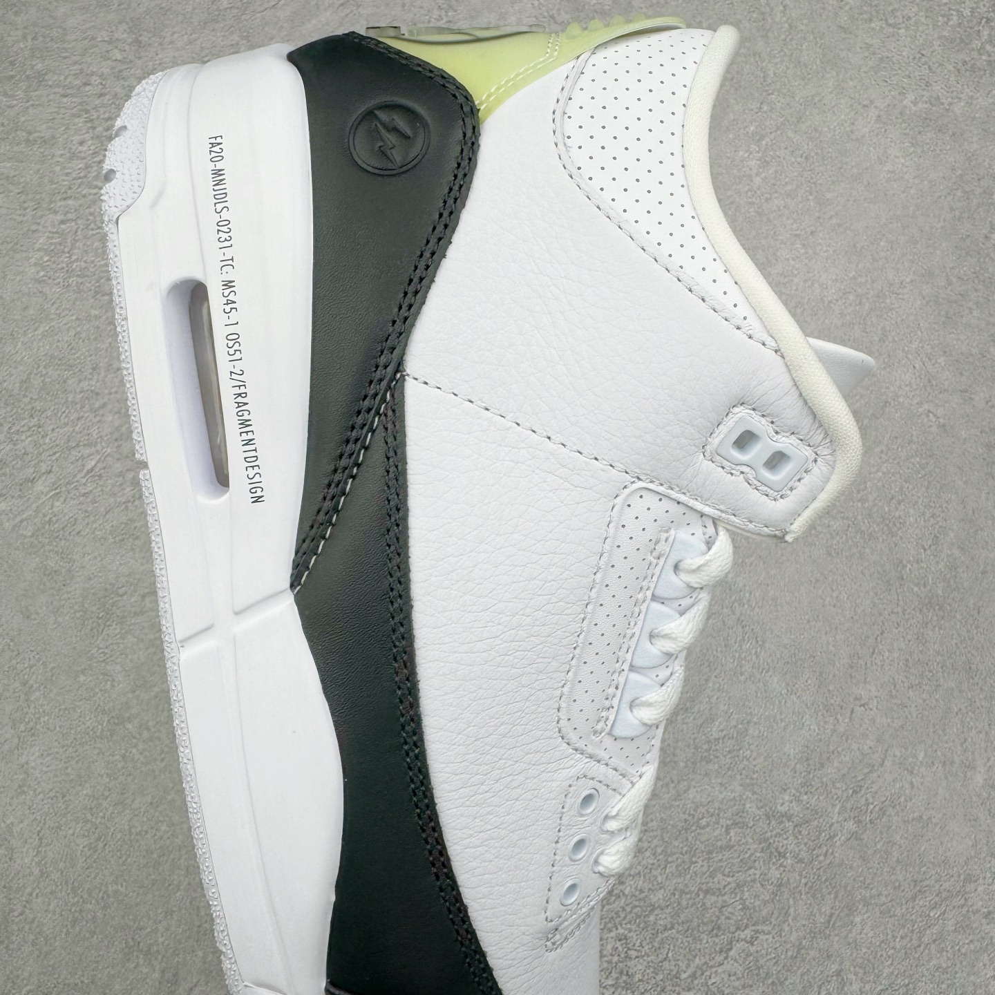 图片[6]-＃GX纯原 Fragment Design x Air Jordan AJ3 Retro 藤原浩闪电联名 DA3595-100 匠心打造 开发时长超过半年 目前可过各类鉴定或无法鉴定 裸鞋随便操作 全套原纸板楦头开发 原厂大底磨具加持立体防滑纹理 原装可视Air Sole气垫 原汁原味最完美的三代版型 唯一正确鞋头趴度弧度高度鞋身腰线 原厂TPU彩虹扎染后跟饰片 正确内里反口里网布 皮料菱角分明不变形无多余毛边 广东原厂zp同批次手工大底描漆拉丝 市场唯一原厂鞋扣模具 原厂织唛标 原厂飞人电绣工艺 尾指中部跳三针 独家绑鞋带手法 印刷中底布 四线拉帮 米色美纹纸贴合固定 进口港宝加持 后跟自然饱满 全鞋荧光划线卡点 追求极致完美 每一双都是工艺品 多重QC质检 超越公司货的品控标准 实实在在的免检产品 尺码：40 40.5 41 42 42.5 43 44 44.5 45 45.5 46 47.5 48.5-选品中心