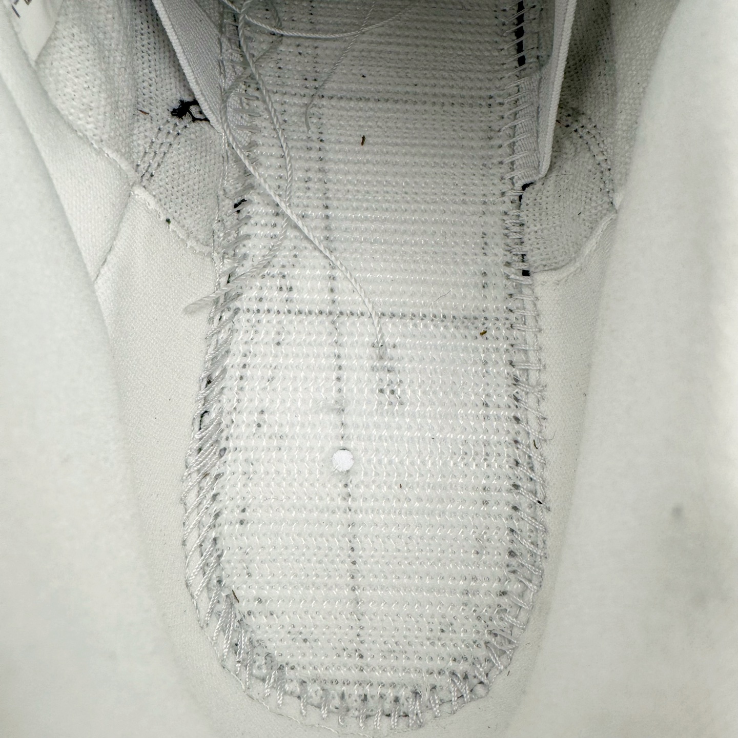图片[22]-＃GX纯原 Fragment Design x Air Jordan AJ3 Retro 藤原浩闪电联名 DA3595-100 匠心打造 开发时长超过半年 目前可过各类鉴定或无法鉴定 裸鞋随便操作 全套原纸板楦头开发 原厂大底磨具加持立体防滑纹理 原装可视Air Sole气垫 原汁原味最完美的三代版型 唯一正确鞋头趴度弧度高度鞋身腰线 原厂TPU彩虹扎染后跟饰片 正确内里反口里网布 皮料菱角分明不变形无多余毛边 广东原厂zp同批次手工大底描漆拉丝 市场唯一原厂鞋扣模具 原厂织唛标 原厂飞人电绣工艺 尾指中部跳三针 独家绑鞋带手法 印刷中底布 四线拉帮 米色美纹纸贴合固定 进口港宝加持 后跟自然饱满 全鞋荧光划线卡点 追求极致完美 每一双都是工艺品 多重QC质检 超越公司货的品控标准 实实在在的免检产品 尺码：40 40.5 41 42 42.5 43 44 44.5 45 45.5 46 47.5 48.5-选品中心