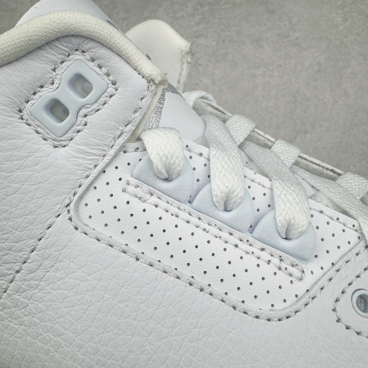 图片[15]-＃GX纯原 Fragment Design x Air Jordan AJ3 Retro 藤原浩闪电联名 DA3595-100 匠心打造 开发时长超过半年 目前可过各类鉴定或无法鉴定 裸鞋随便操作 全套原纸板楦头开发 原厂大底磨具加持立体防滑纹理 原装可视Air Sole气垫 原汁原味最完美的三代版型 唯一正确鞋头趴度弧度高度鞋身腰线 原厂TPU彩虹扎染后跟饰片 正确内里反口里网布 皮料菱角分明不变形无多余毛边 广东原厂zp同批次手工大底描漆拉丝 市场唯一原厂鞋扣模具 原厂织唛标 原厂飞人电绣工艺 尾指中部跳三针 独家绑鞋带手法 印刷中底布 四线拉帮 米色美纹纸贴合固定 进口港宝加持 后跟自然饱满 全鞋荧光划线卡点 追求极致完美 每一双都是工艺品 多重QC质检 超越公司货的品控标准 实实在在的免检产品 尺码：40 40.5 41 42 42.5 43 44 44.5 45 45.5 46 47.5 48.5-选品中心