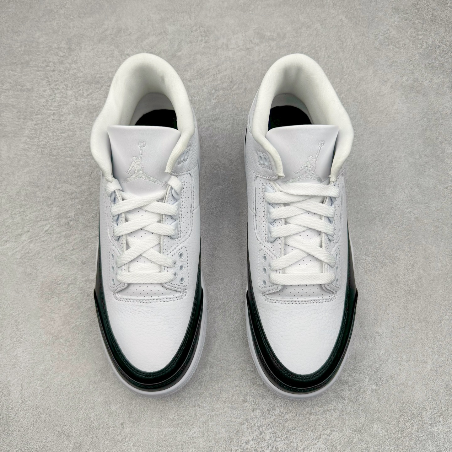 图片[2]-＃GX纯原 Fragment Design x Air Jordan AJ3 Retro 藤原浩闪电联名 DA3595-100 匠心打造 开发时长超过半年 目前可过各类鉴定或无法鉴定 裸鞋随便操作 全套原纸板楦头开发 原厂大底磨具加持立体防滑纹理 原装可视Air Sole气垫 原汁原味最完美的三代版型 唯一正确鞋头趴度弧度高度鞋身腰线 原厂TPU彩虹扎染后跟饰片 正确内里反口里网布 皮料菱角分明不变形无多余毛边 广东原厂zp同批次手工大底描漆拉丝 市场唯一原厂鞋扣模具 原厂织唛标 原厂飞人电绣工艺 尾指中部跳三针 独家绑鞋带手法 印刷中底布 四线拉帮 米色美纹纸贴合固定 进口港宝加持 后跟自然饱满 全鞋荧光划线卡点 追求极致完美 每一双都是工艺品 多重QC质检 超越公司货的品控标准 实实在在的免检产品 尺码：40 40.5 41 42 42.5 43 44 44.5 45 45.5 46 47.5 48.5-选品中心