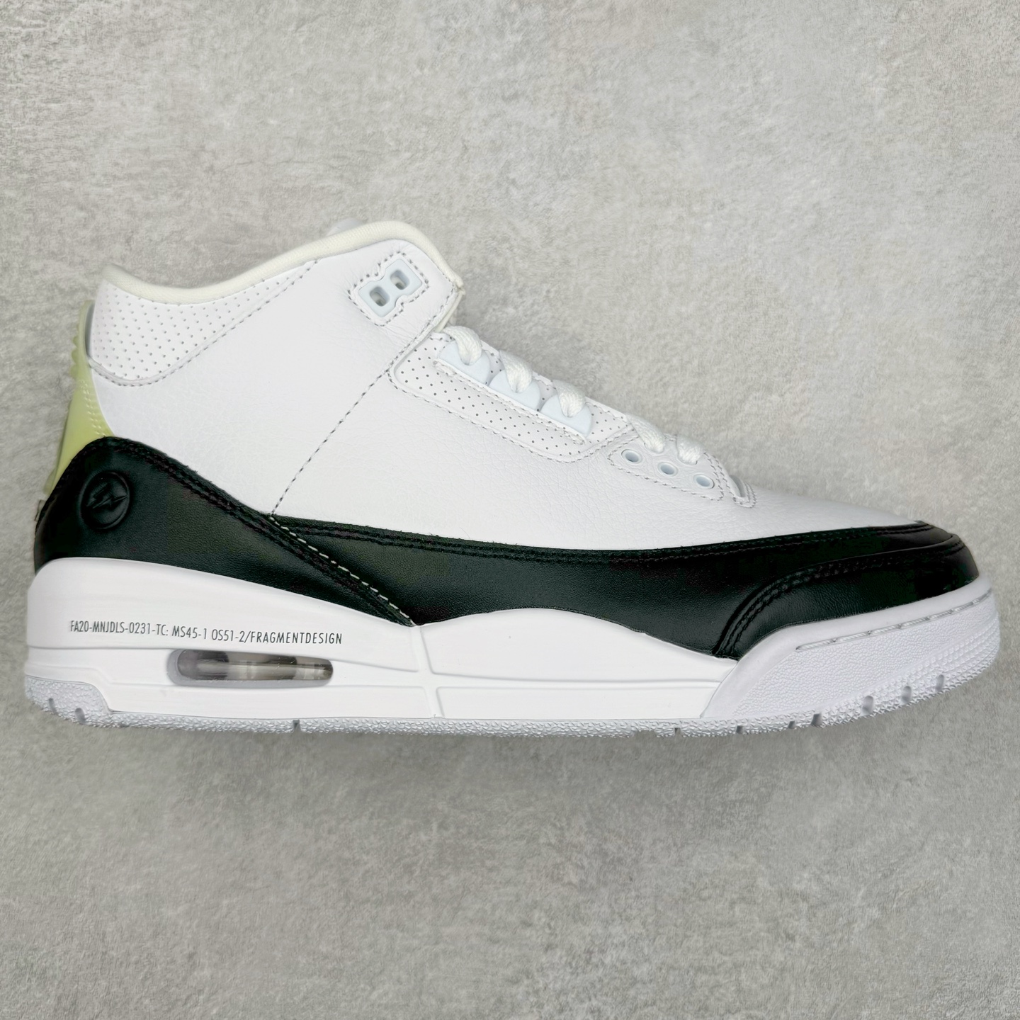 ＃GX纯原 Fragment Design x Air Jordan AJ3 Retro 藤原浩闪电联名 DA3595-100 匠心打造 开发时长超过半年 目前可过各类鉴定或无法鉴定 裸鞋随便操作 全套原纸板楦头开发 原厂大底磨具加持立体防滑纹理 原装可视Air Sole气垫 原汁原味最完美的三代版型 唯一正确鞋头趴度弧度高度鞋身腰线 原厂TPU彩虹扎染后跟饰片 正确内里反口里网布 皮料菱角分明不变形无多余毛边 广东原厂zp同批次手工大底描漆拉丝 市场唯一原厂鞋扣模具 原厂织唛标 原厂飞人电绣工艺 尾指中部跳三针 独家绑鞋带手法 印刷中底布 四线拉帮 米色美纹纸贴合固定 进口港宝加持 后跟自然饱满 全鞋荧光划线卡点 追求极致完美 每一双都是工艺品 多重QC质检 超越公司货的品控标准 实实在在的免检产品 尺码：40 40.5 41 42 42.5 43 44 44.5 45 45.5 46 47.5 48.5-选品中心