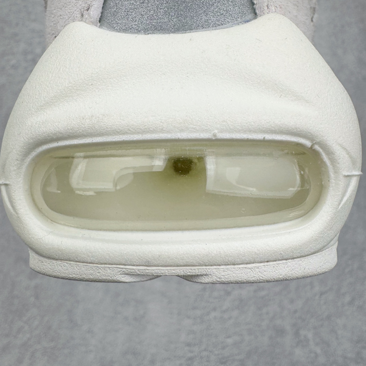 图片[11]-＃GX纯原 CDG x NK Air Max 95 联名复古减震防滑低帮气垫跑步鞋 纯白 CU8406-100 鞋款设计灵感源于人体构造 中底设计基于人体的脊柱构造 是整体设计的核心 尼龙孔眼代表了肋骨 而分层式面板和网眼象征着肌肉纤维和肉体组织 Air Max 95采用了两个独立的吹塑成型的Air-Sole单元 并首次在前掌使用可视化气垫设计 Swoosh logo夜当作一个 点符号放在了鞋子的后帮位置 20年的发展让 AIR MAX 95有了不同的故事 20年后再度面向世人的时候 焕然一新的面貌 让人有了另外一种清新脱俗的感觉 尺码：40 40.5 41 42 42.5 43 44 44.5 45 45.5 46 47.5 48.5-选品中心