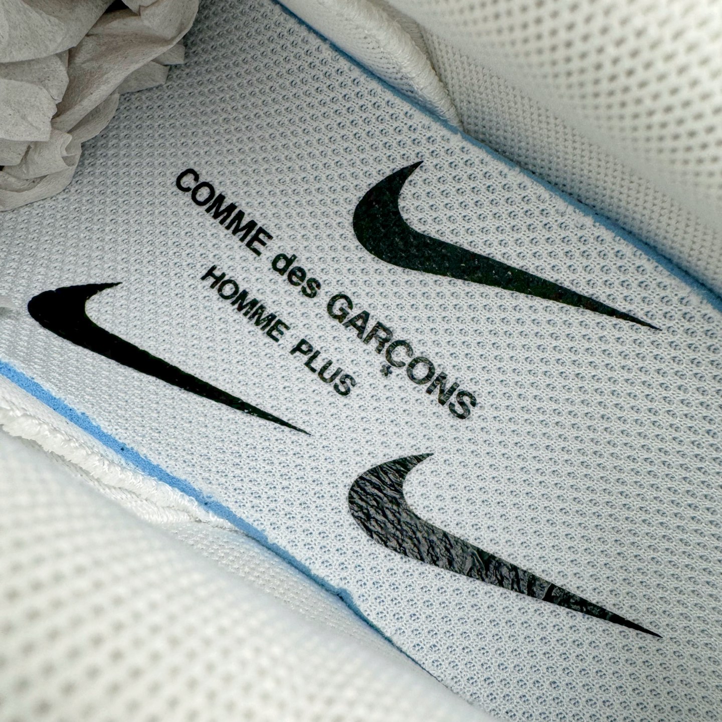 图片[19]-＃GX纯原 CDG x NK Air Max 95 联名复古减震防滑低帮气垫跑步鞋 纯白 CU8406-100 鞋款设计灵感源于人体构造 中底设计基于人体的脊柱构造 是整体设计的核心 尼龙孔眼代表了肋骨 而分层式面板和网眼象征着肌肉纤维和肉体组织 Air Max 95采用了两个独立的吹塑成型的Air-Sole单元 并首次在前掌使用可视化气垫设计 Swoosh logo夜当作一个 点符号放在了鞋子的后帮位置 20年的发展让 AIR MAX 95有了不同的故事 20年后再度面向世人的时候 焕然一新的面貌 让人有了另外一种清新脱俗的感觉 尺码：40 40.5 41 42 42.5 43 44 44.5 45 45.5 46 47.5 48.5-选品中心