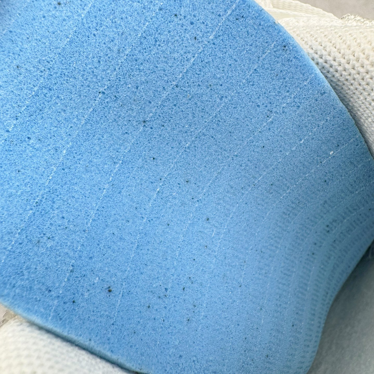 图片[20]-＃GX纯原 CDG x NK Air Max 95 联名复古减震防滑低帮气垫跑步鞋 纯白 CU8406-100 鞋款设计灵感源于人体构造 中底设计基于人体的脊柱构造 是整体设计的核心 尼龙孔眼代表了肋骨 而分层式面板和网眼象征着肌肉纤维和肉体组织 Air Max 95采用了两个独立的吹塑成型的Air-Sole单元 并首次在前掌使用可视化气垫设计 Swoosh logo夜当作一个 点符号放在了鞋子的后帮位置 20年的发展让 AIR MAX 95有了不同的故事 20年后再度面向世人的时候 焕然一新的面貌 让人有了另外一种清新脱俗的感觉 尺码：40 40.5 41 42 42.5 43 44 44.5 45 45.5 46 47.5 48.5-选品中心