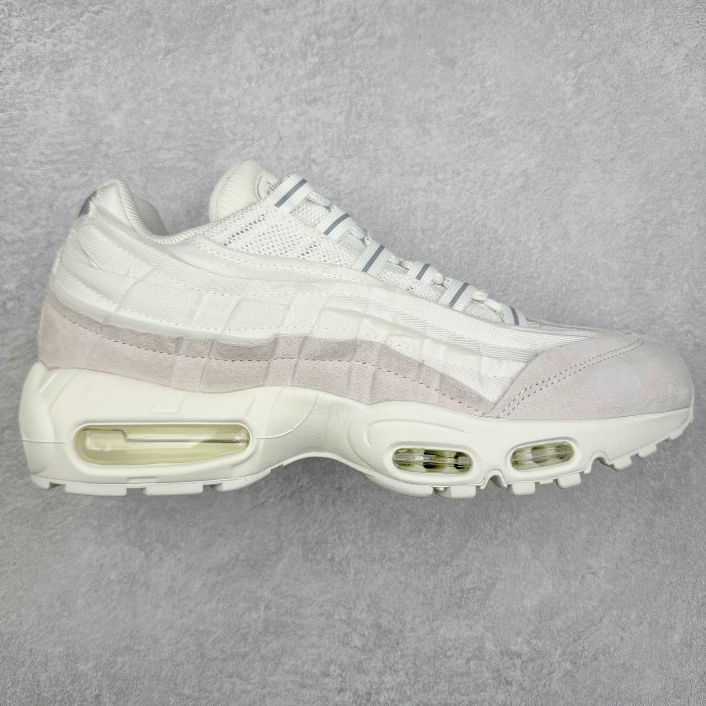 ＃GX纯原 CDG x NK Air Max 95 联名复古减震防滑低帮气垫跑步鞋 纯白 CU8406-100 鞋款设计灵感源于人体构造 中底设计基于人体的脊柱构造 是整体设计的核心 尼龙孔眼代表了肋骨 而分层式面板和网眼象征着肌肉纤维和肉体组织 Air Max 95采用了两个独立的吹塑成型的Air-Sole单元 并首次在前掌使用可视化气垫设计 Swoosh logo夜当作一个 点符号放在了鞋子的后帮位置 20年的发展让 AIR MAX 95有了不同的故事 20年后再度面向世人的时候 焕然一新的面貌 让人有了另外一种清新脱俗的感觉 尺码：40 40.5 41 42 42.5 43 44 44.5 45 45.5 46 47.5 48.5-选品中心