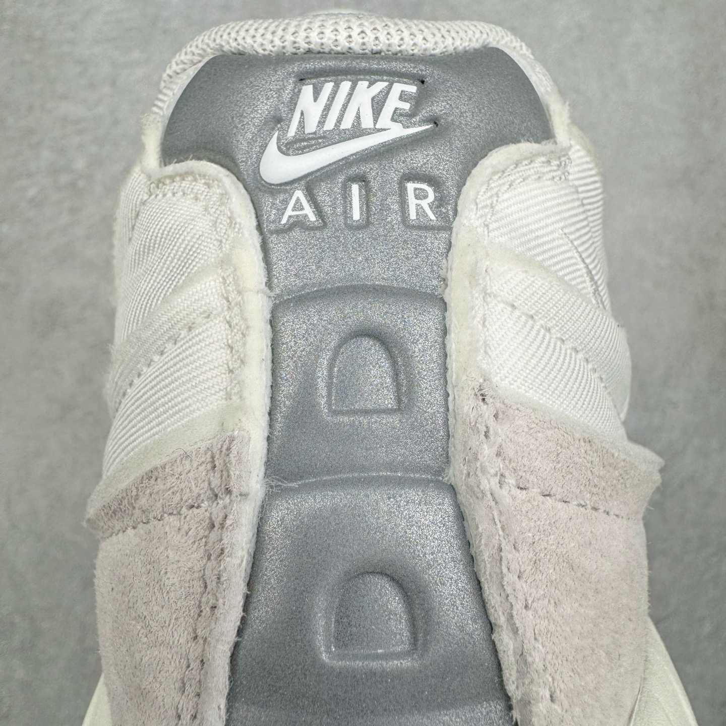 图片[10]-＃GX纯原 CDG x NK Air Max 95 联名复古减震防滑低帮气垫跑步鞋 纯白 CU8406-100 鞋款设计灵感源于人体构造 中底设计基于人体的脊柱构造 是整体设计的核心 尼龙孔眼代表了肋骨 而分层式面板和网眼象征着肌肉纤维和肉体组织 Air Max 95采用了两个独立的吹塑成型的Air-Sole单元 并首次在前掌使用可视化气垫设计 Swoosh logo夜当作一个 点符号放在了鞋子的后帮位置 20年的发展让 AIR MAX 95有了不同的故事 20年后再度面向世人的时候 焕然一新的面貌 让人有了另外一种清新脱俗的感觉 尺码：40 40.5 41 42 42.5 43 44 44.5 45 45.5 46 47.5 48.5-选品中心