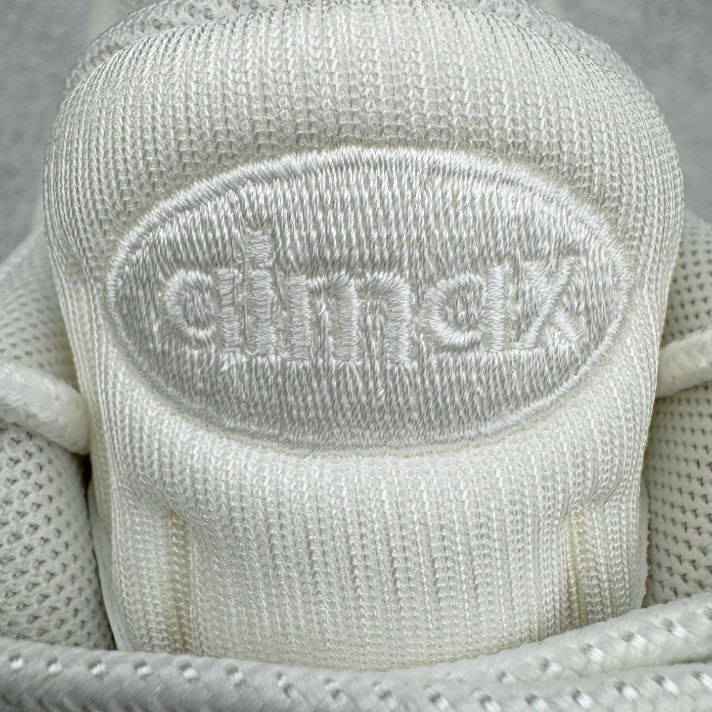 图片[17]-＃GX纯原 CDG x NK Air Max 95 联名复古减震防滑低帮气垫跑步鞋 纯白 CU8406-100 鞋款设计灵感源于人体构造 中底设计基于人体的脊柱构造 是整体设计的核心 尼龙孔眼代表了肋骨 而分层式面板和网眼象征着肌肉纤维和肉体组织 Air Max 95采用了两个独立的吹塑成型的Air-Sole单元 并首次在前掌使用可视化气垫设计 Swoosh logo夜当作一个 点符号放在了鞋子的后帮位置 20年的发展让 AIR MAX 95有了不同的故事 20年后再度面向世人的时候 焕然一新的面貌 让人有了另外一种清新脱俗的感觉 尺码：40 40.5 41 42 42.5 43 44 44.5 45 45.5 46 47.5 48.5-选品中心