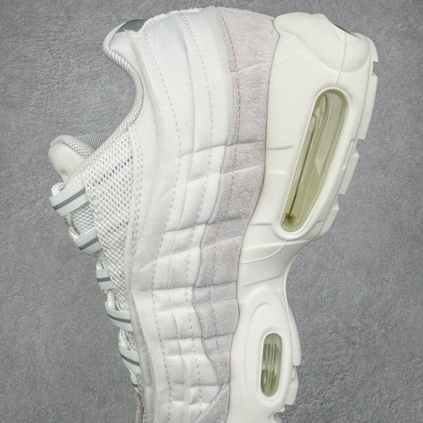 图片[7]-＃GX纯原 CDG x NK Air Max 95 联名复古减震防滑低帮气垫跑步鞋 纯白 CU8406-100 鞋款设计灵感源于人体构造 中底设计基于人体的脊柱构造 是整体设计的核心 尼龙孔眼代表了肋骨 而分层式面板和网眼象征着肌肉纤维和肉体组织 Air Max 95采用了两个独立的吹塑成型的Air-Sole单元 并首次在前掌使用可视化气垫设计 Swoosh logo夜当作一个 点符号放在了鞋子的后帮位置 20年的发展让 AIR MAX 95有了不同的故事 20年后再度面向世人的时候 焕然一新的面貌 让人有了另外一种清新脱俗的感觉 尺码：40 40.5 41 42 42.5 43 44 44.5 45 45.5 46 47.5 48.5-选品中心